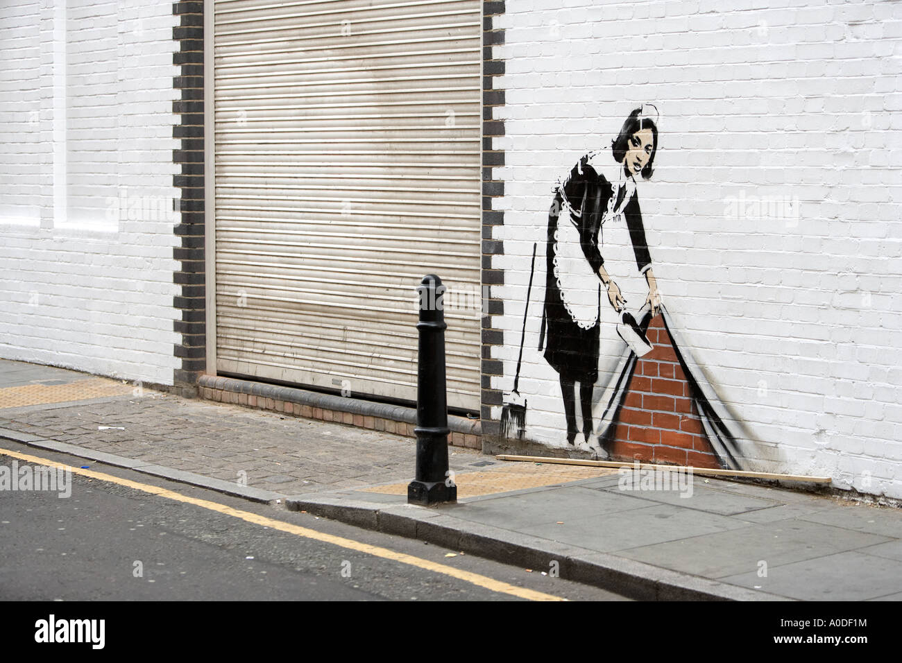 Street-Art durch die Atrist Banksy in Camden London 2006 mit dem Titel Zimmermädchen Stockfoto