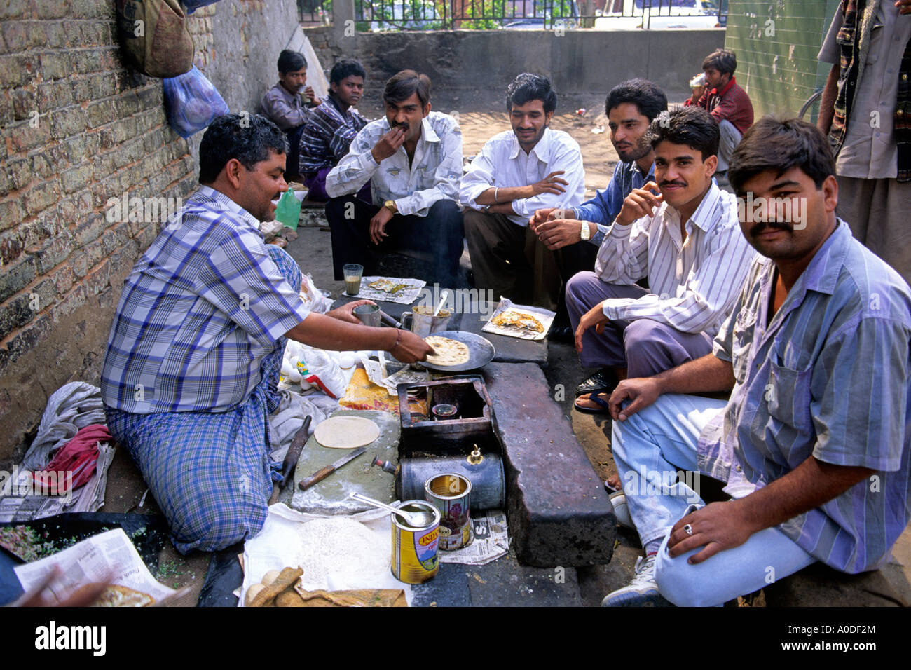 Eine Straße Verkäufer machen Paratha in Delhi Indien Stockfoto