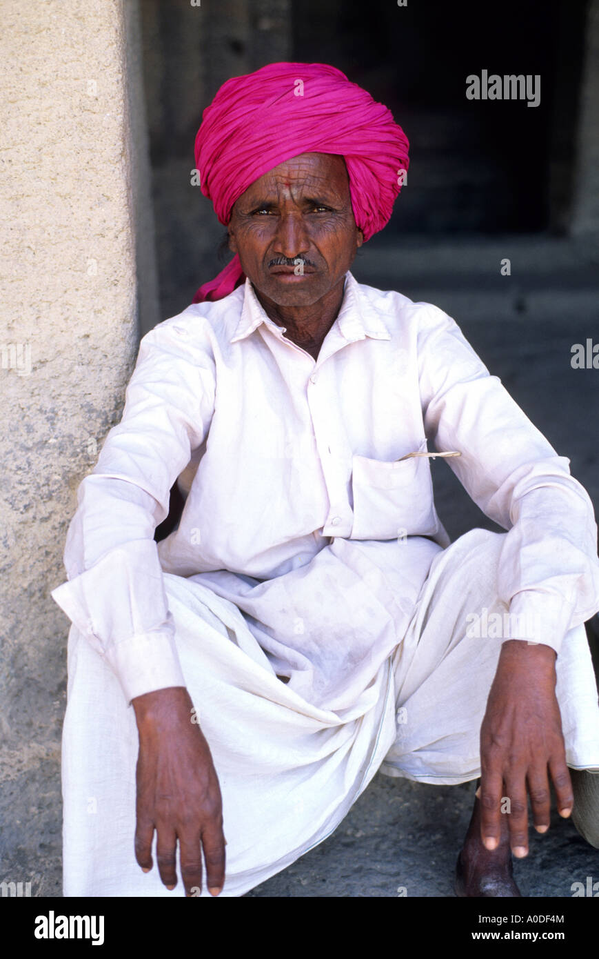 Muslimischen Mann bei Ellora Höhlen India Stockfoto