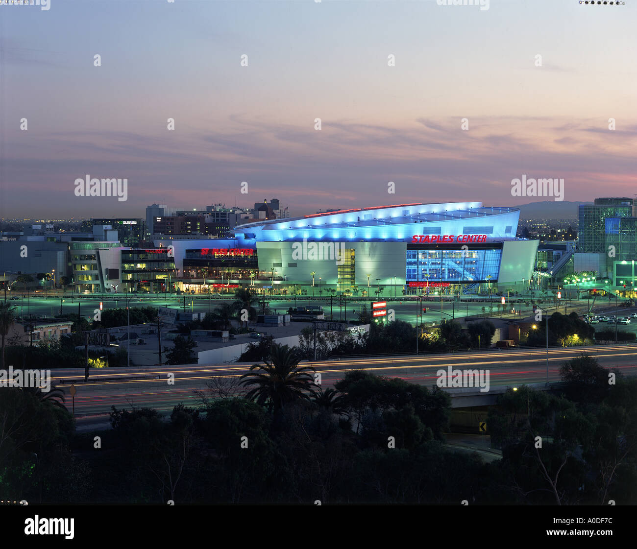 Staples Center, Los Angeles, Kalifornien. Außen in der Nacht. Architekt: NBBJ Architekten Stockfoto