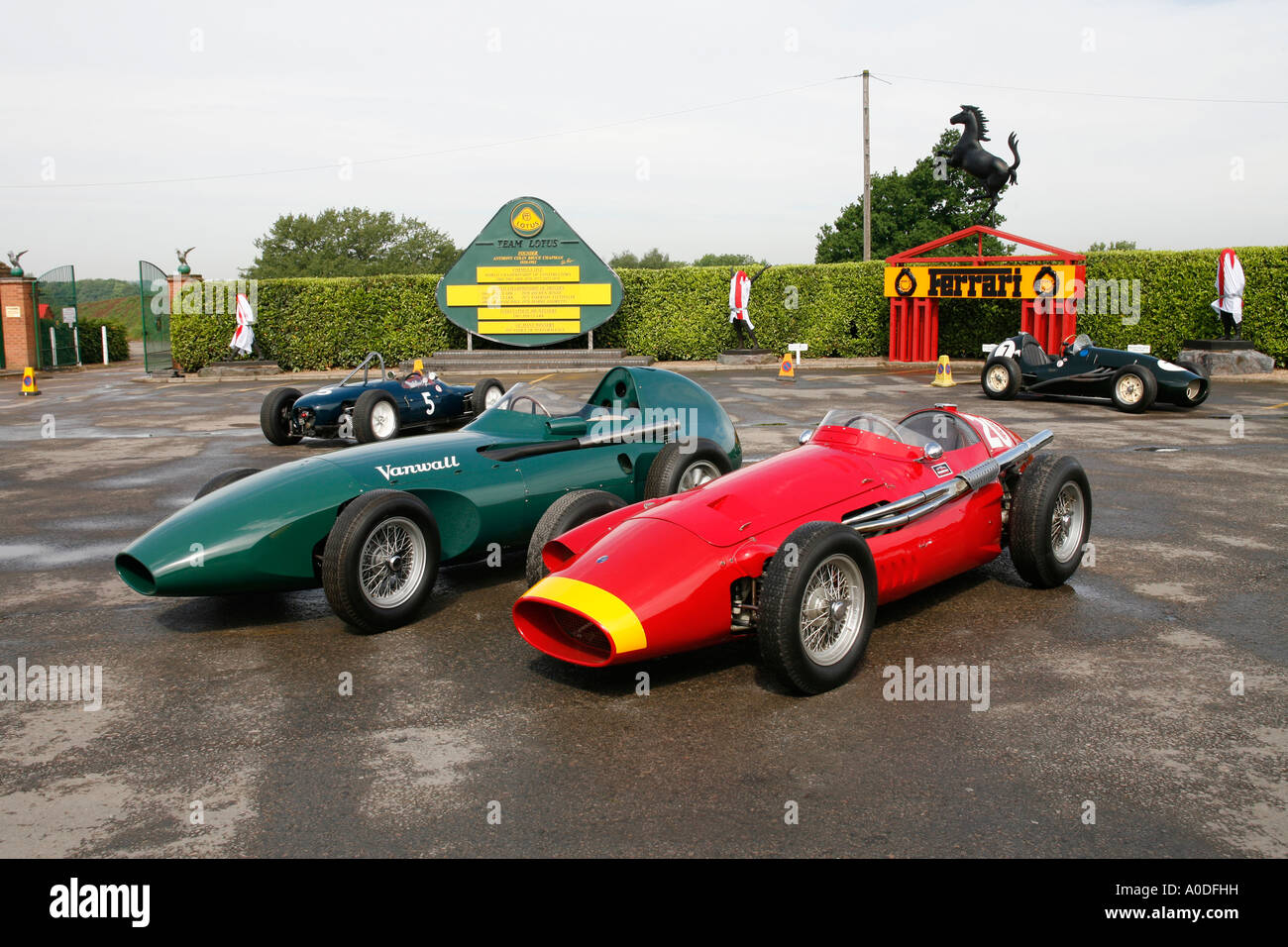 Masarati & Vanwall Formel 1 Rennwagen im Mallory Park, Leicestershire. Stockfoto