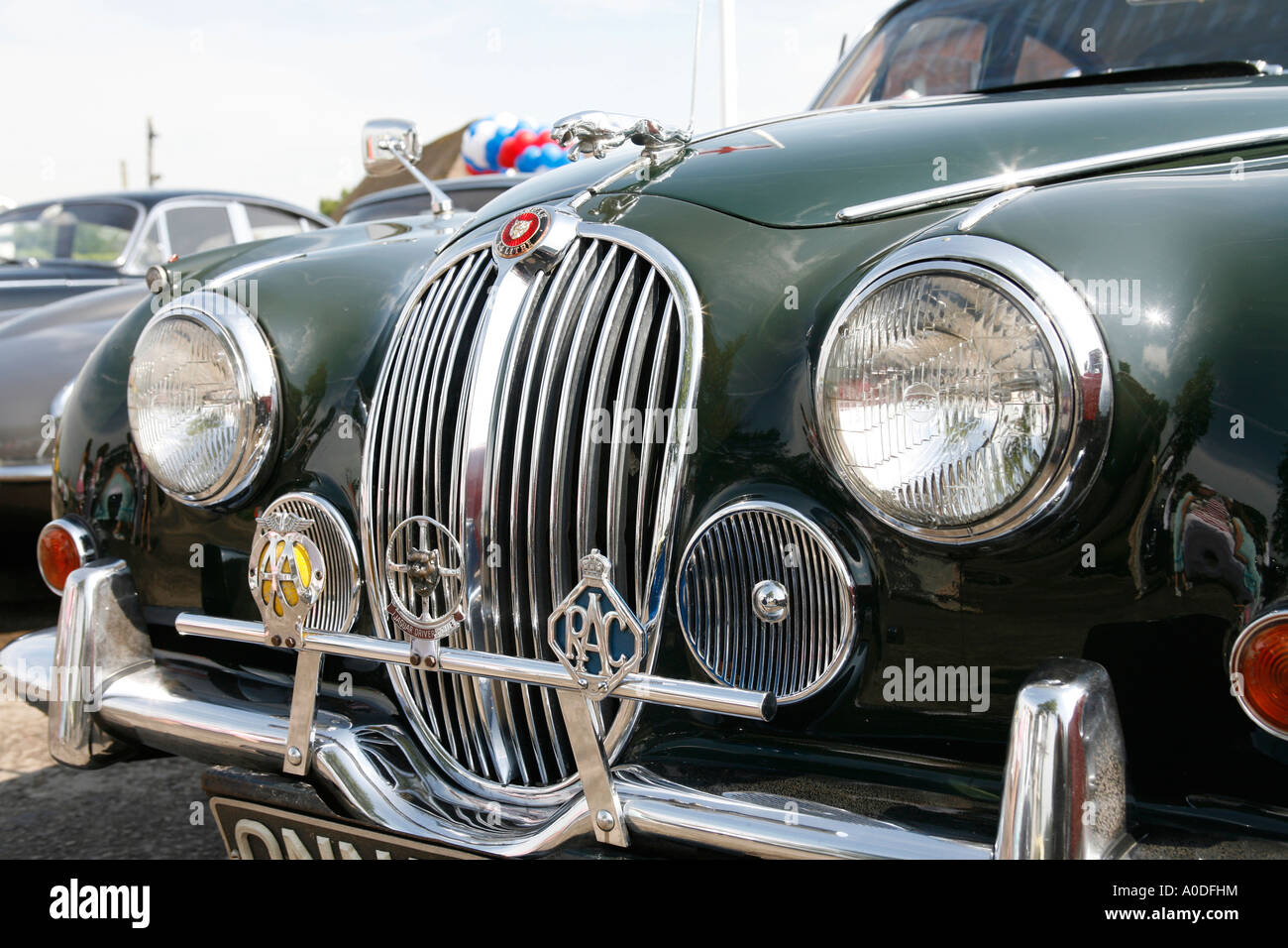 Kühler Grill & Abzeichen von einem 2,4 Liter grün Jaguar Auto Bar. Stockfoto