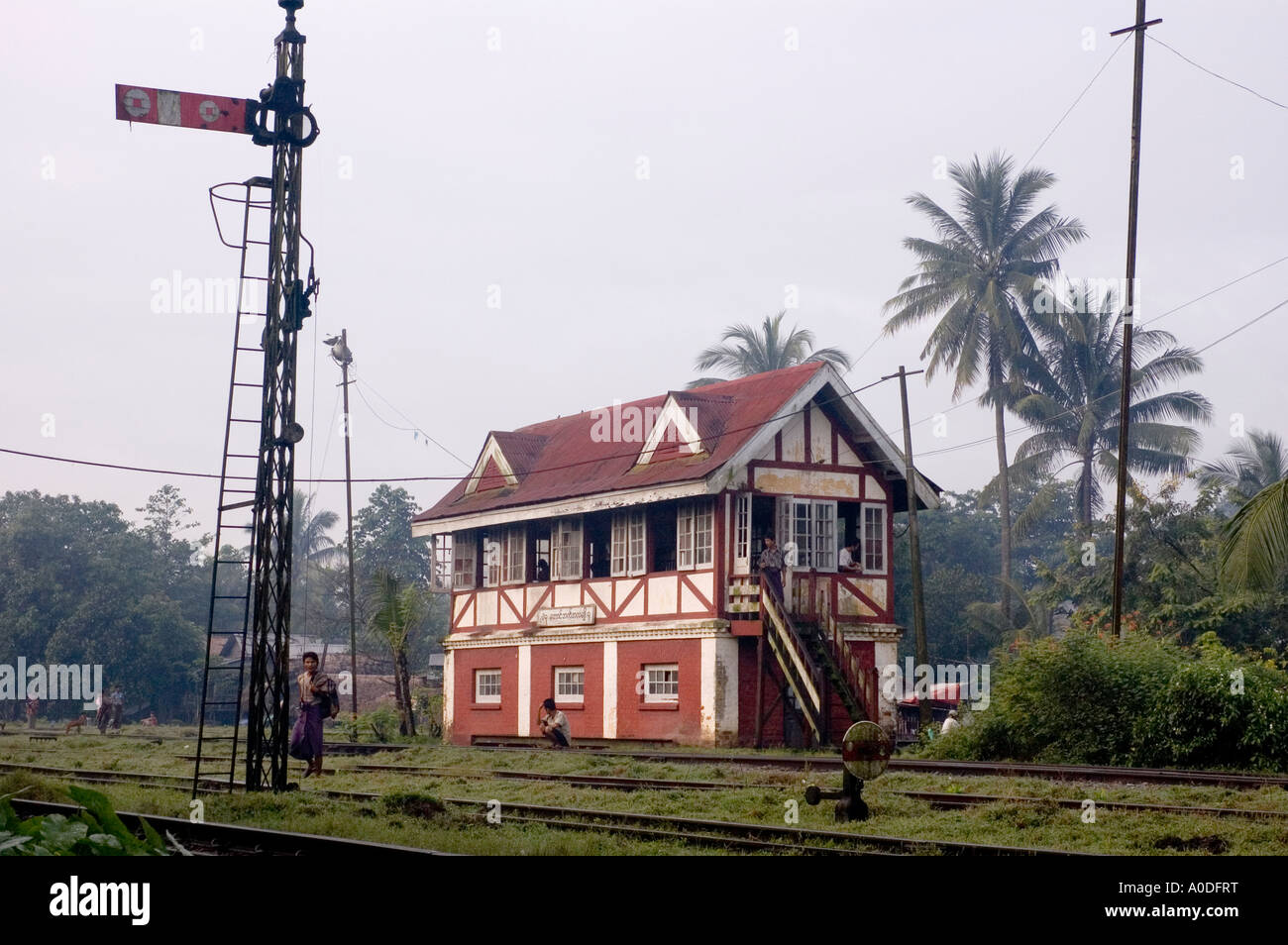 Stock Foto von der Rangierbahnhöfe und tudor-Stil Gebäude am Bago in Myanmar Stockfoto