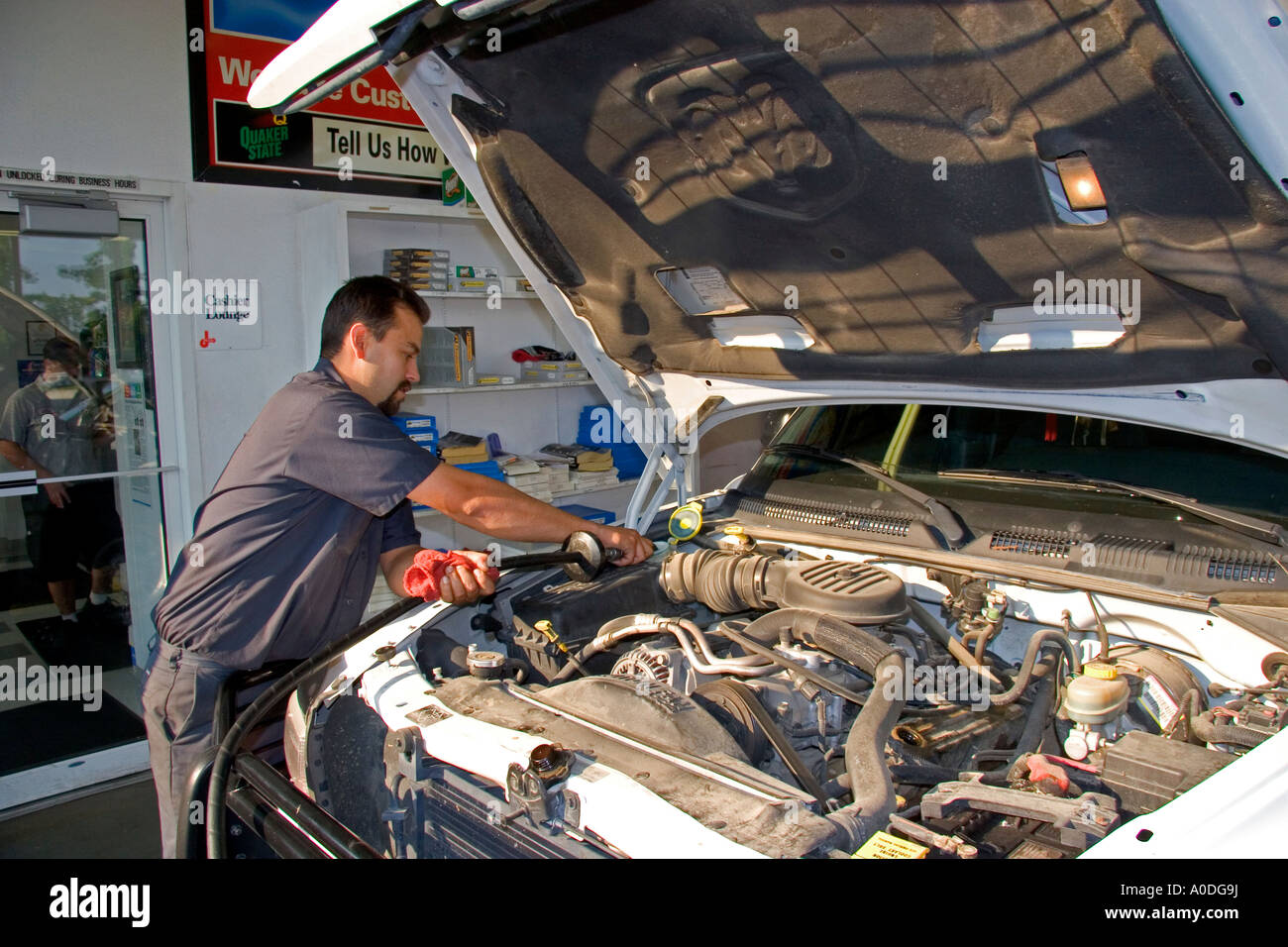 Ein Mechaniker ein Wechsel des Öls auf ein Auto in Boise, Idaho Stockfoto
