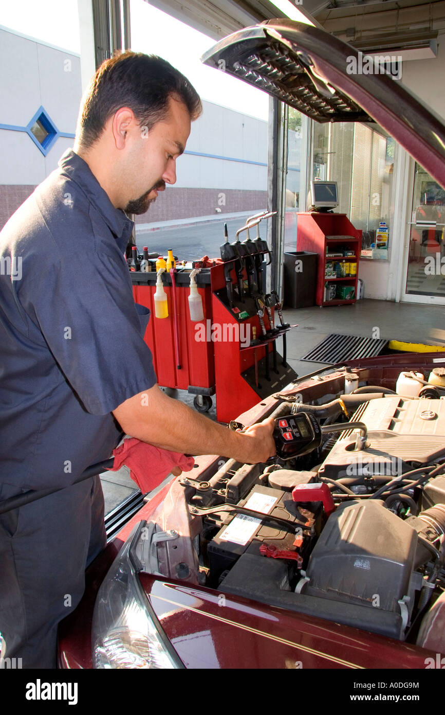 Ein Mechaniker geben ein Auto ein Ölwechsel in Boise, Idaho Stockfoto