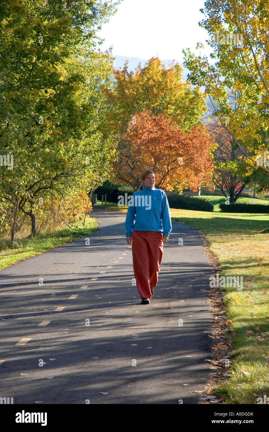 Eine Frau allein zu Fuß auf dem Grüngürtel in Boise, Idaho Stockfoto
