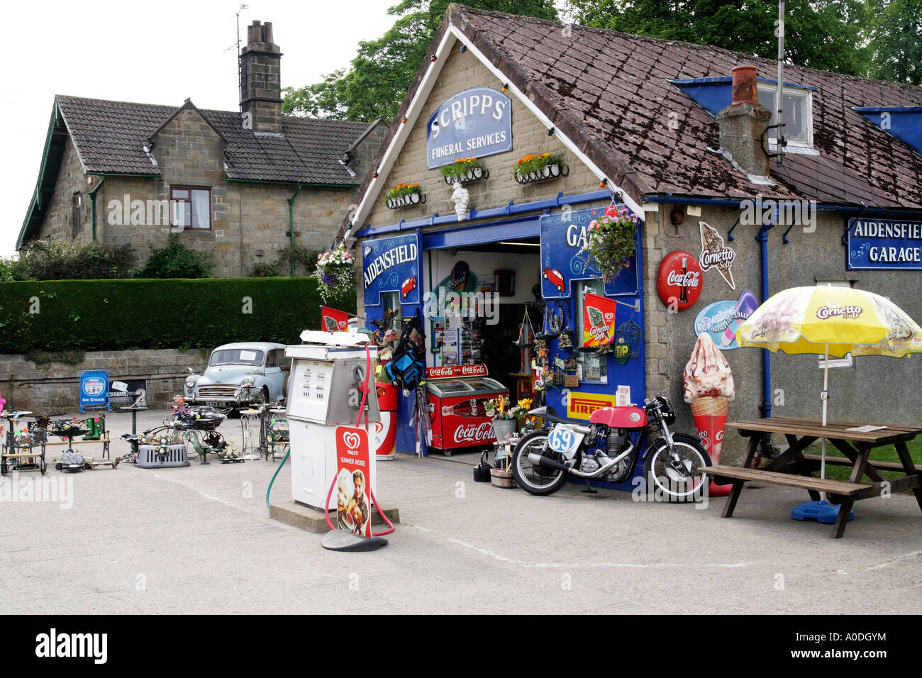 Aidensfield Garage, Garage in der Yorkshire TV-Serie des Herzschlags auf der North Yorkshire Moors featured Stockfoto
