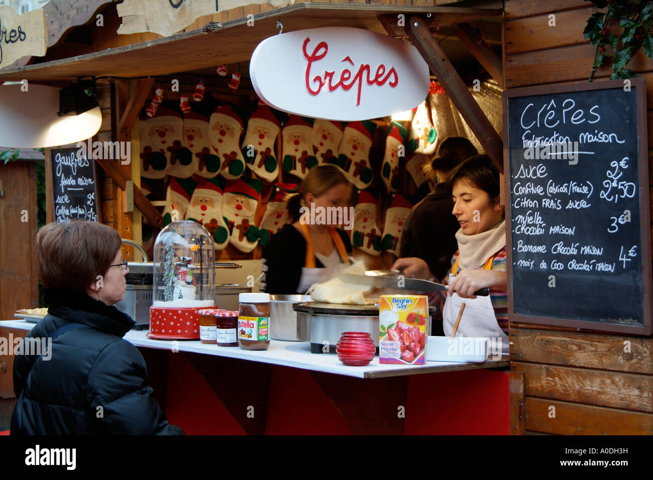 Verkauf von Crepes auf dem Weihnachtsmarkt in der französischen Stadt Arras France Europe