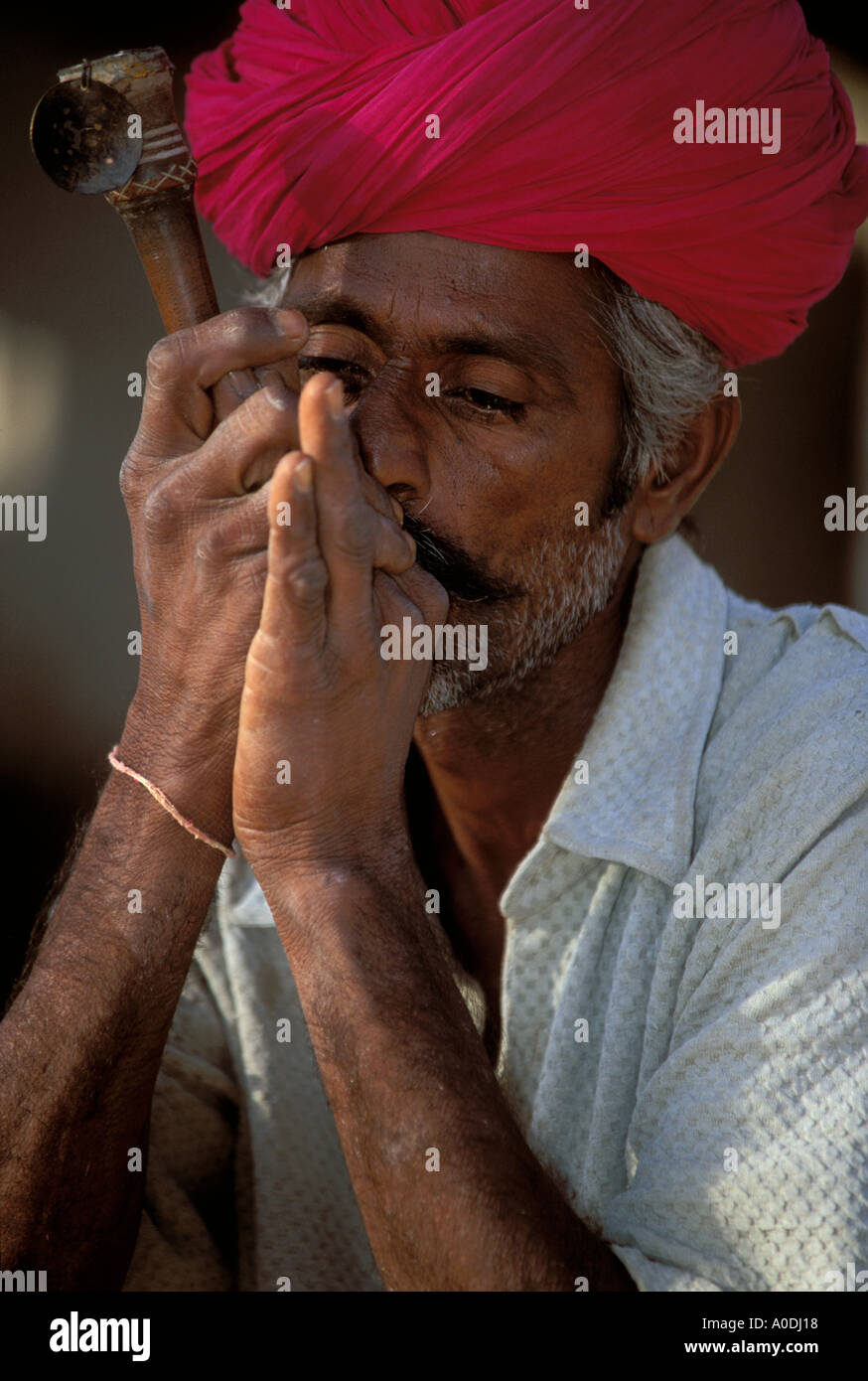 Meghwal Männer rauchen Tabak mit Shilum Rohre Barjarsar Rajasthan Wüste Indien Stockfoto