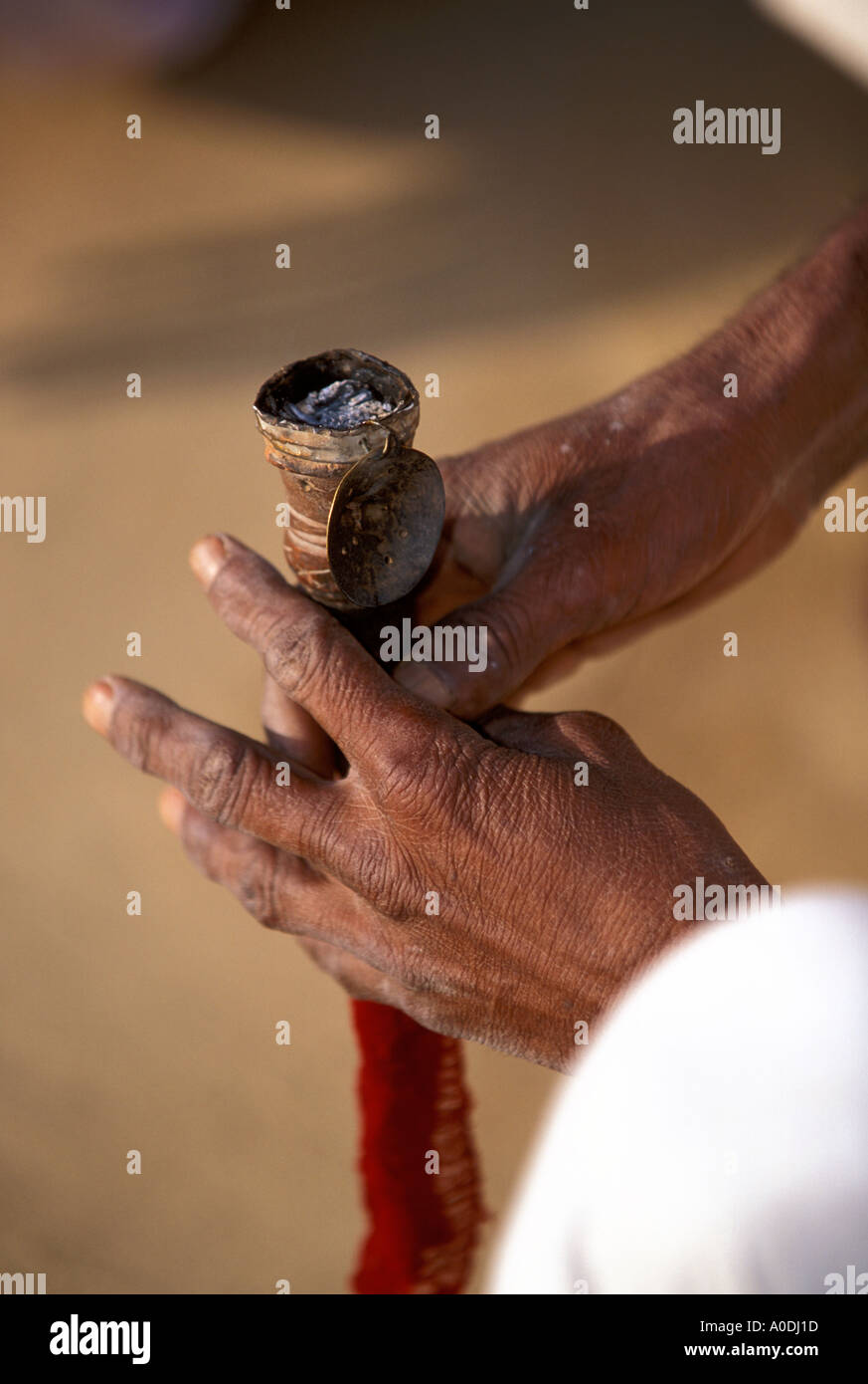 Meghwal Männer rauchen Tabak mit Shilum Rohre Barjarsar Rajasthan Wüste Indien Stockfoto