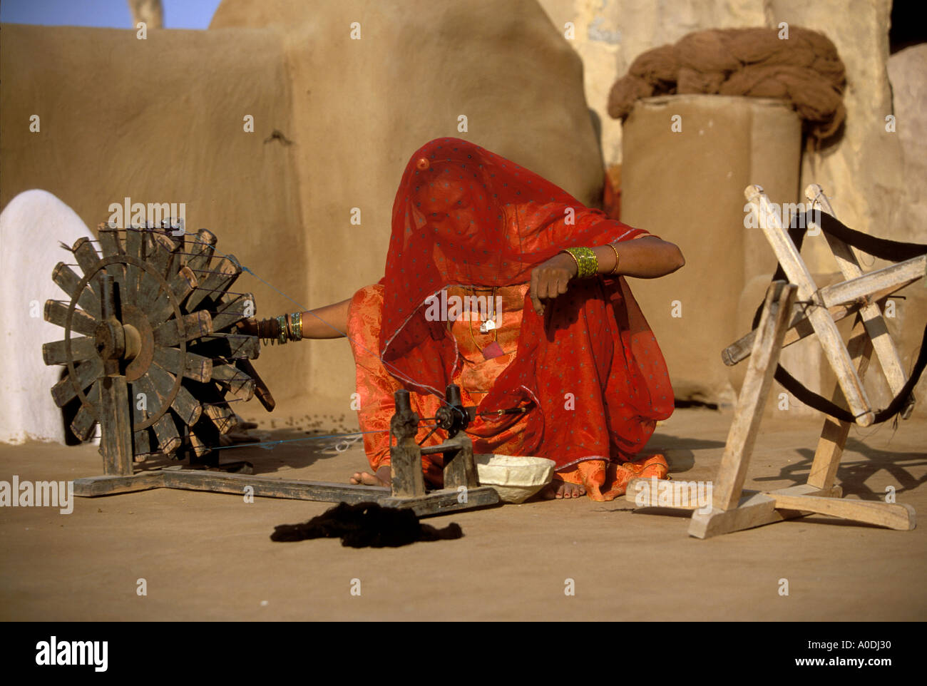 Meghwal Frau Spinnen Wolle Barjarsar Rajasthan Wüste Indien Stockfoto