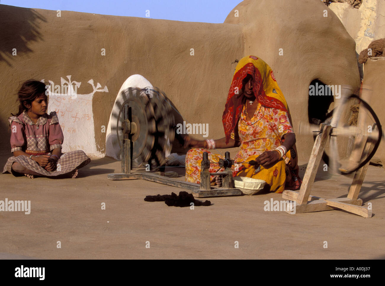 Meghwal Frauen Spinnen Wolle Barjarsar Rajasthan Wüste Indien Stockfoto