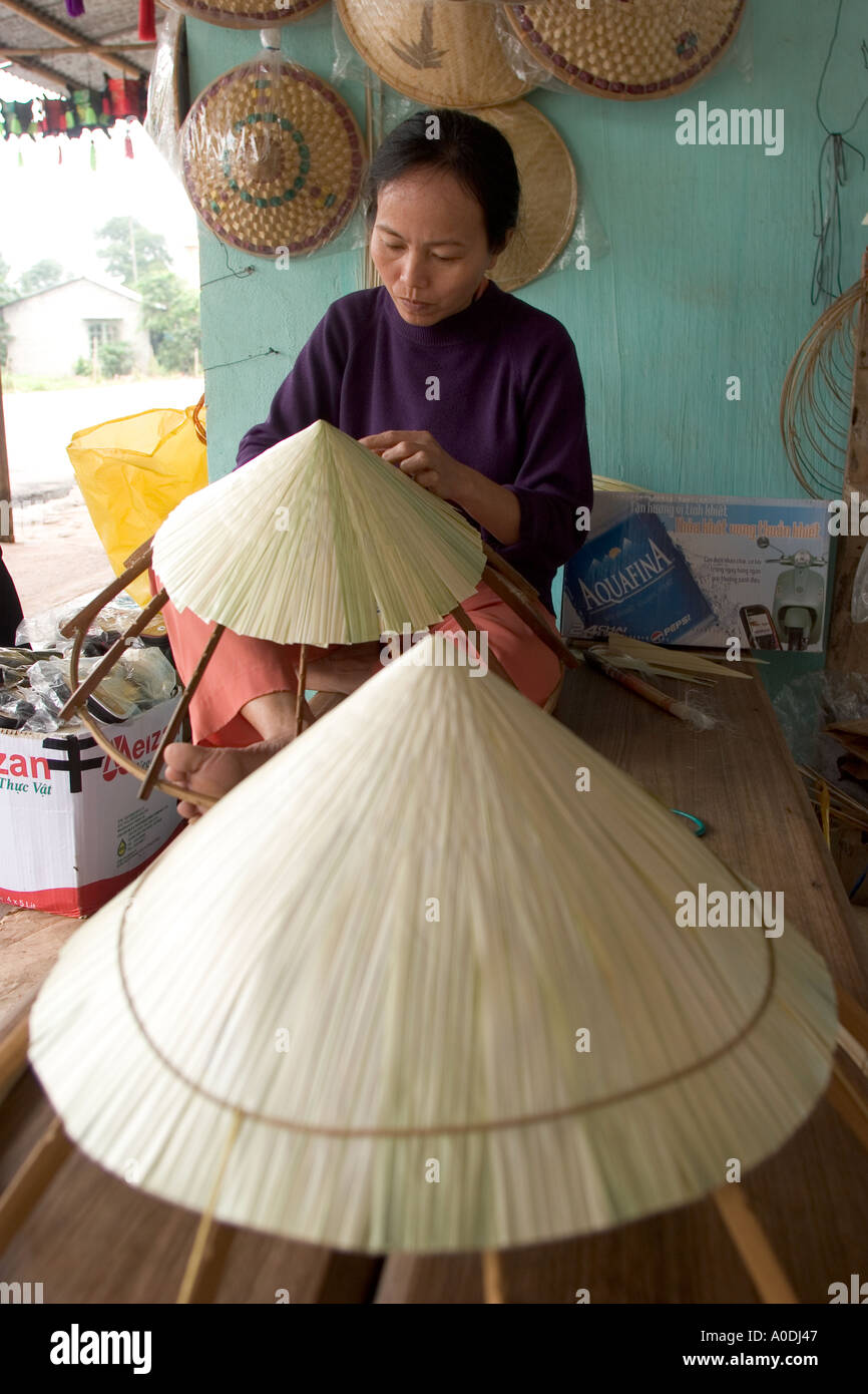 Vietnam zentralen Farbton Handwerk Kleidung Frau hand machen konischen Hut aus Palmwedeln Stockfoto