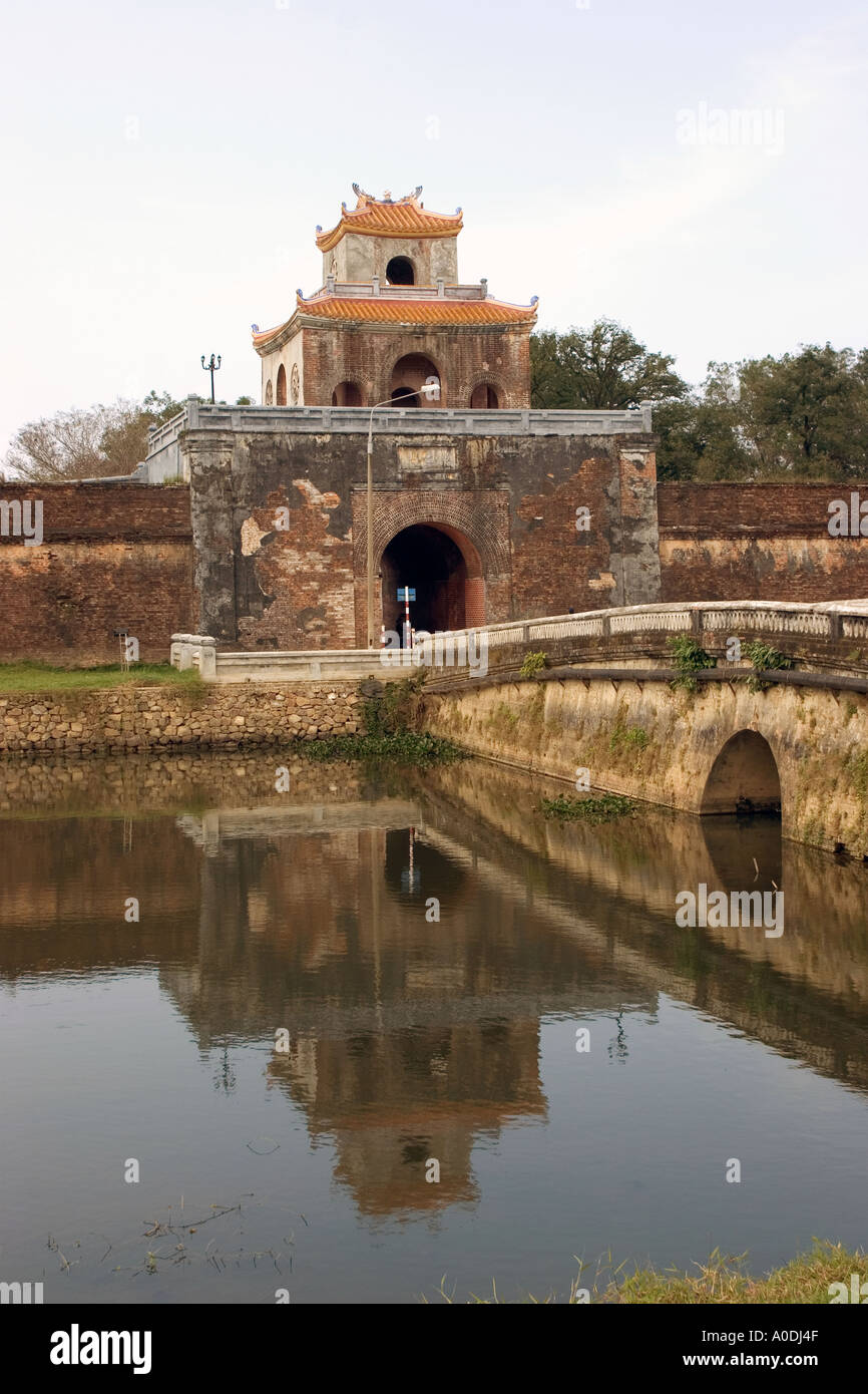 Vietnam zentralen Farbton Royal Quang Duc das Tor zur Zitadelle und Brücke über den Burggraben Stockfoto