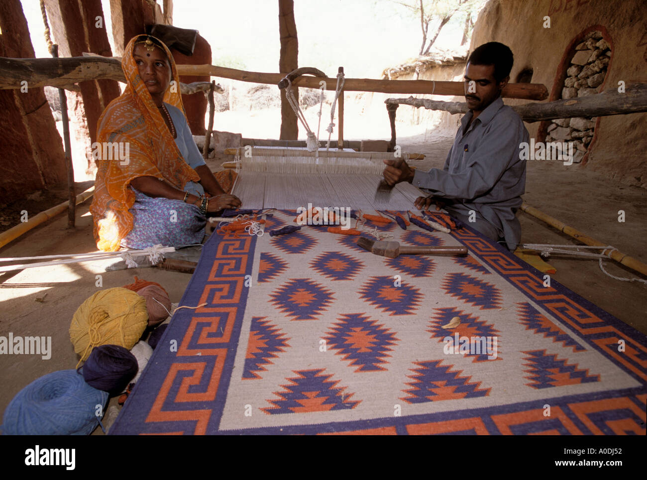 Meghwal Menschen Weben eines Teppichs mit Kamelwolle Kunst und Kunsthandwerk aus Rajasthan Wüste Indien Stockfoto