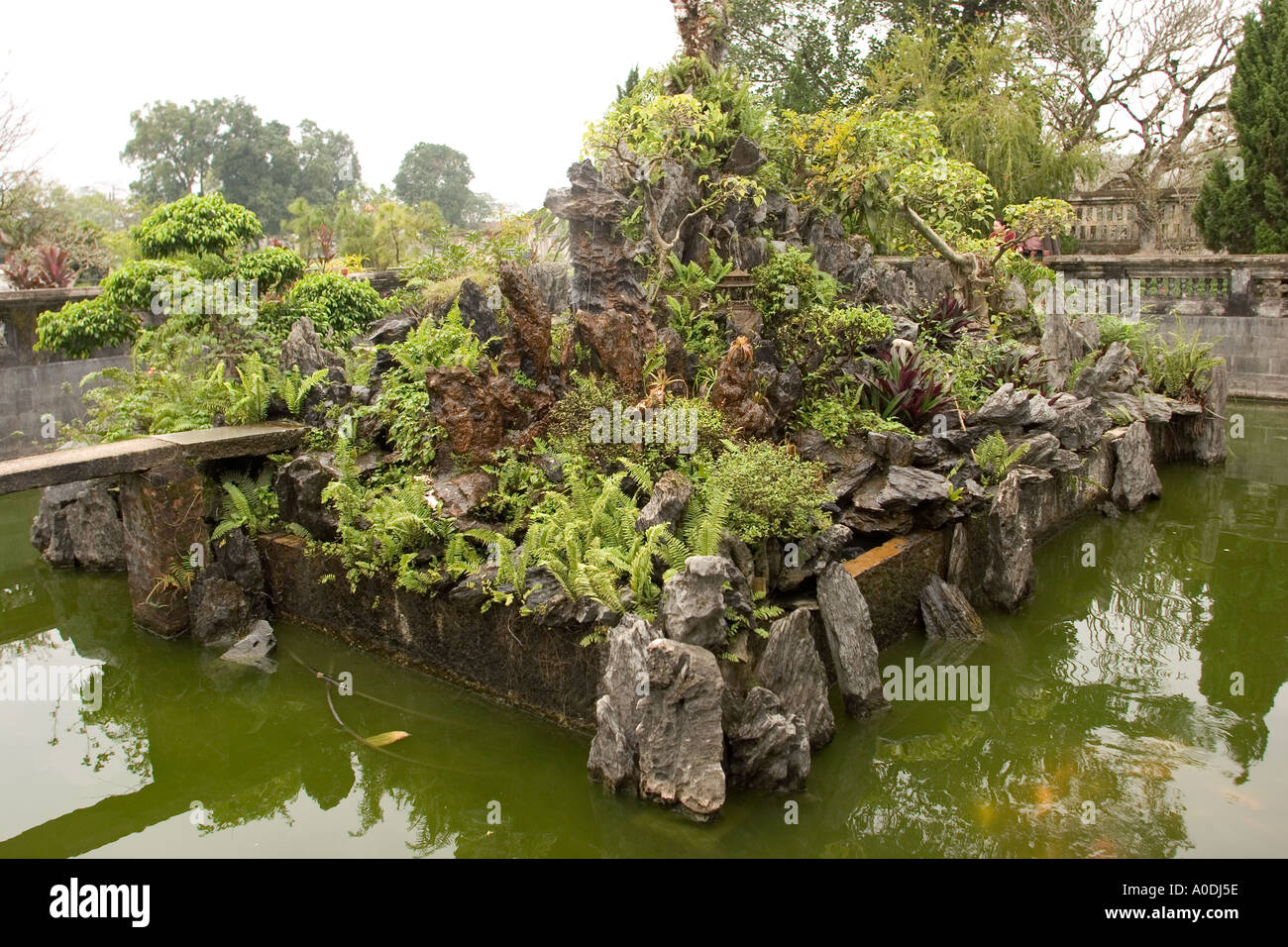 Vietnam Hue Zitadelle Imperial Gehäuse Kaiser Lesesaal Thai Binh Lau Miniatur Steingarten Teich Wasser Stockfoto