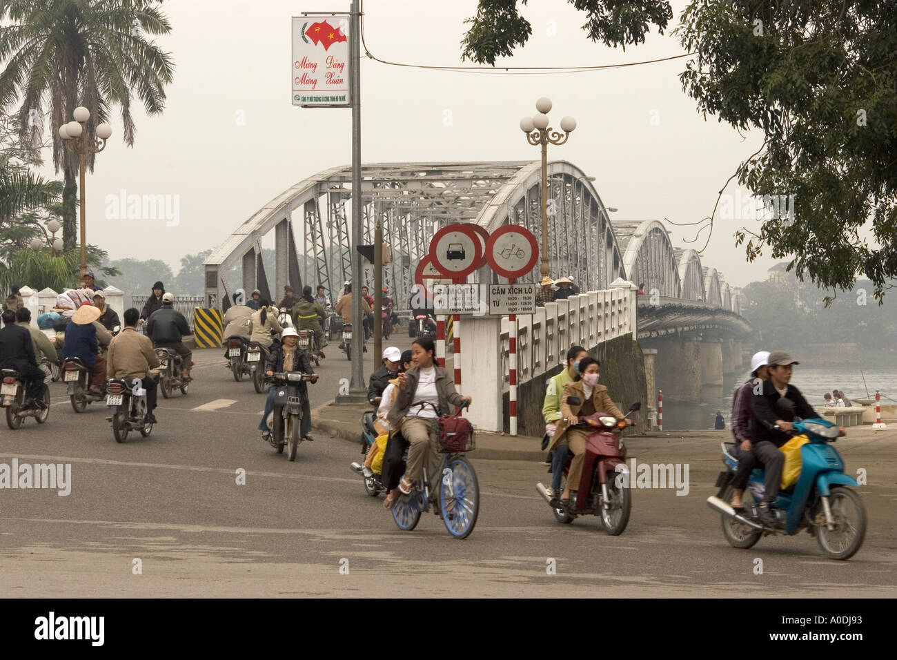 Vietnam Hue Trang Tien Brücke über dem Parfüm-Fluss mit Motorradverkehr Stockfoto