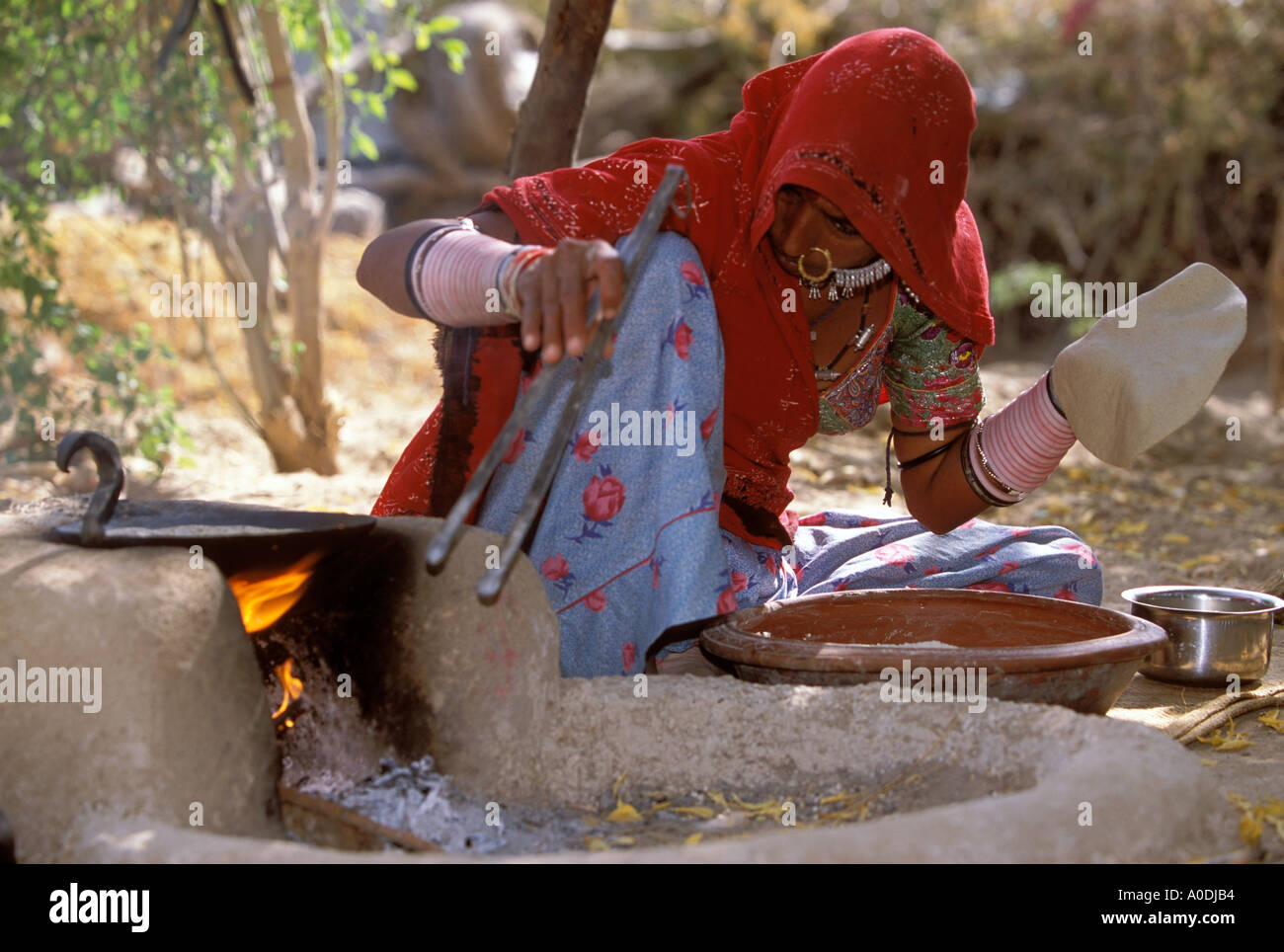 Frau Jung Patel backt Chapattis die traditionelle indische Küche der indigenen Völker von Rajasthan Jodhpur Indien Stockfoto