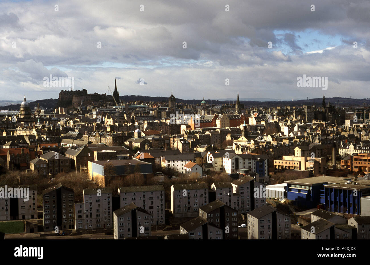 Edinburgh Castle im Hintergrund in dieser Ansicht von Salisbury Craigs an einem winterlichen Nachmittag Stockfoto