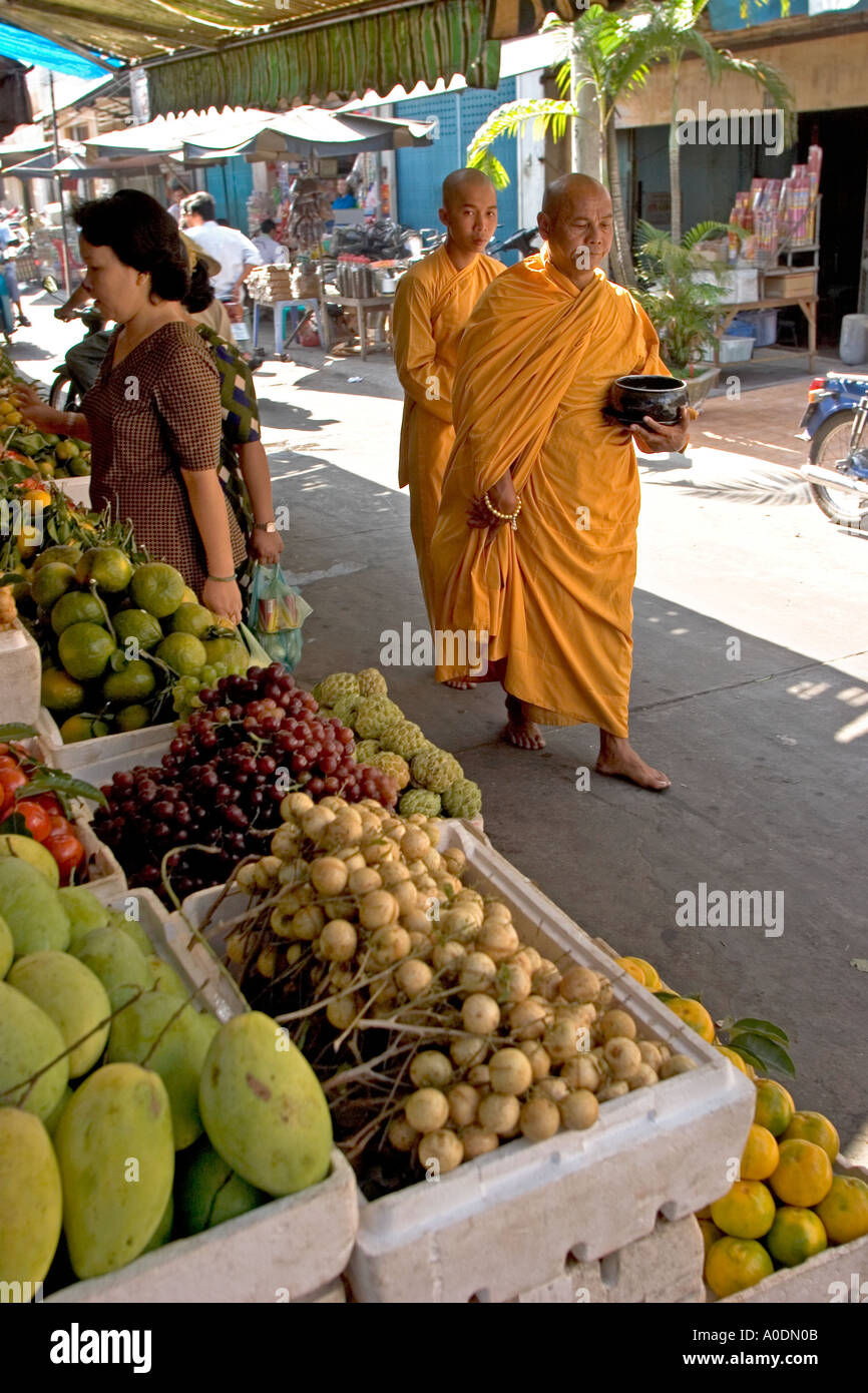 Vietnam Mekong Delta Long Xuyen Religion buddhistische Mönche auf morgen Almosen Runde über den Markt Stockfoto