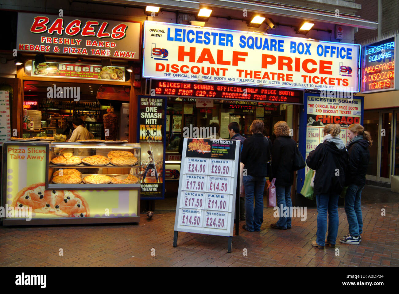 Londoner Leicester Square Abendkasse für Kino und Theater-Tickets mit Rabatt verkaufen Preise Bagel-shop Stockfoto