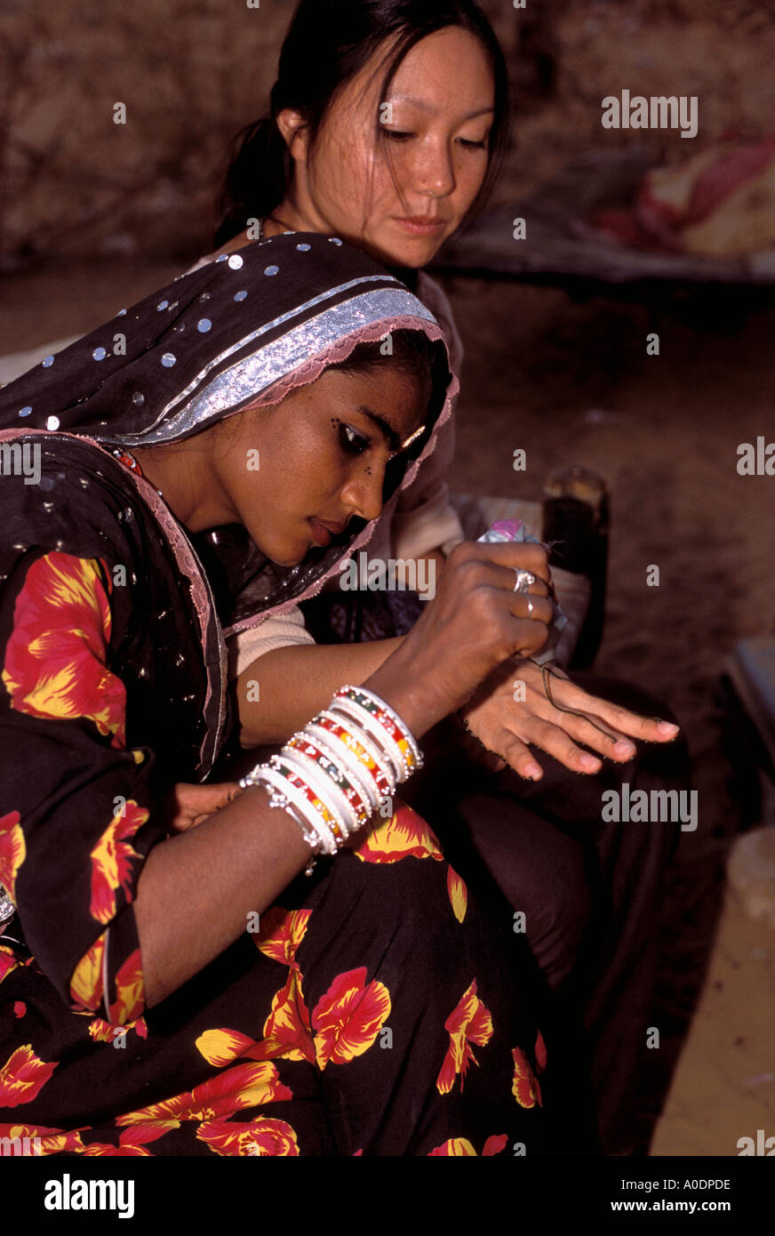 Kalbeliya Zigeunerin, die Anwendung von Henna Tätowierungen nomadischen Ureinwohner der Wüste Pushkar Rajasthan Indien Stockfoto