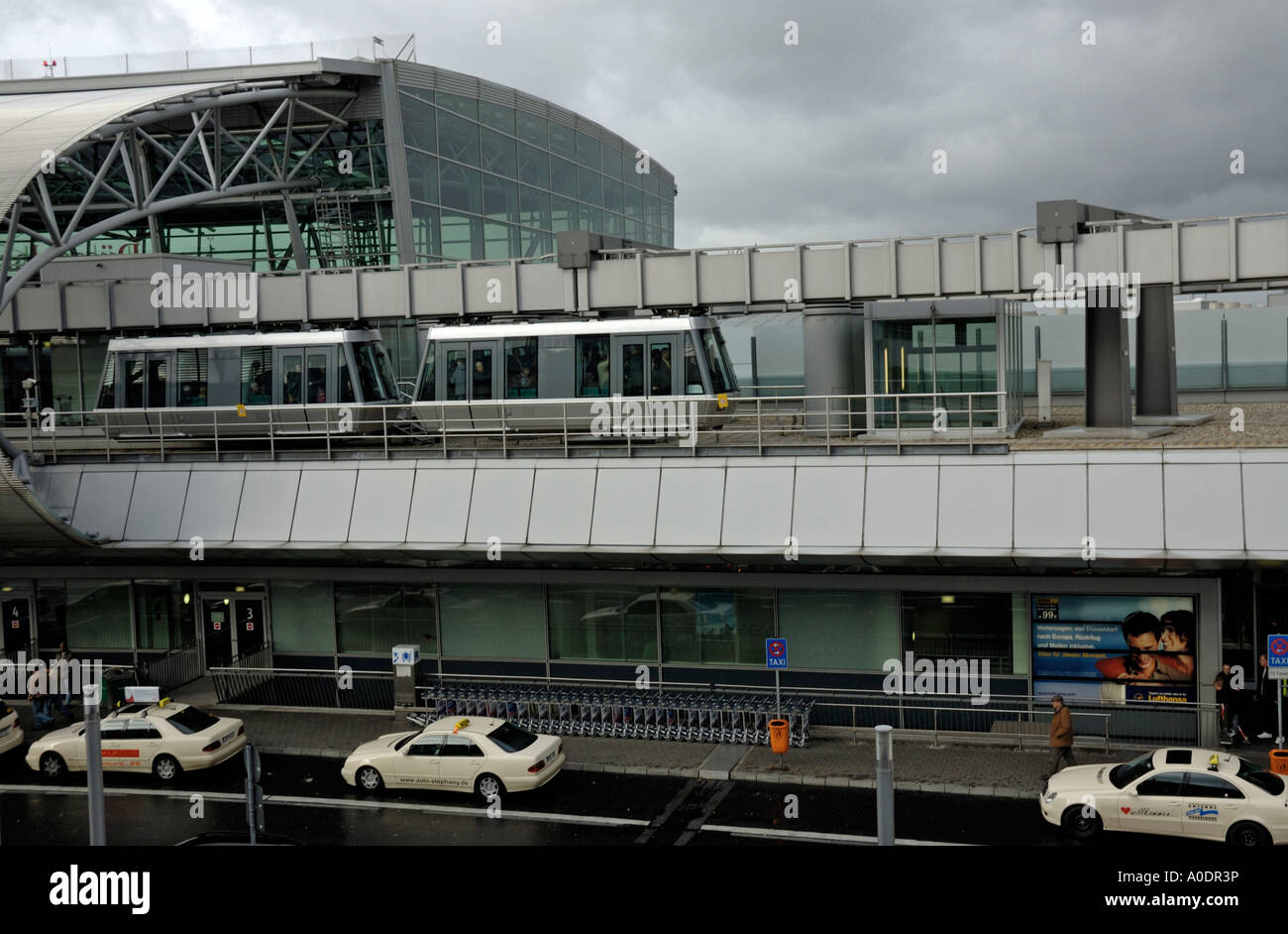 Skytrain, Flughafen Düsseldorf International, Deutschland. Zug von terminal AB. Stockfoto