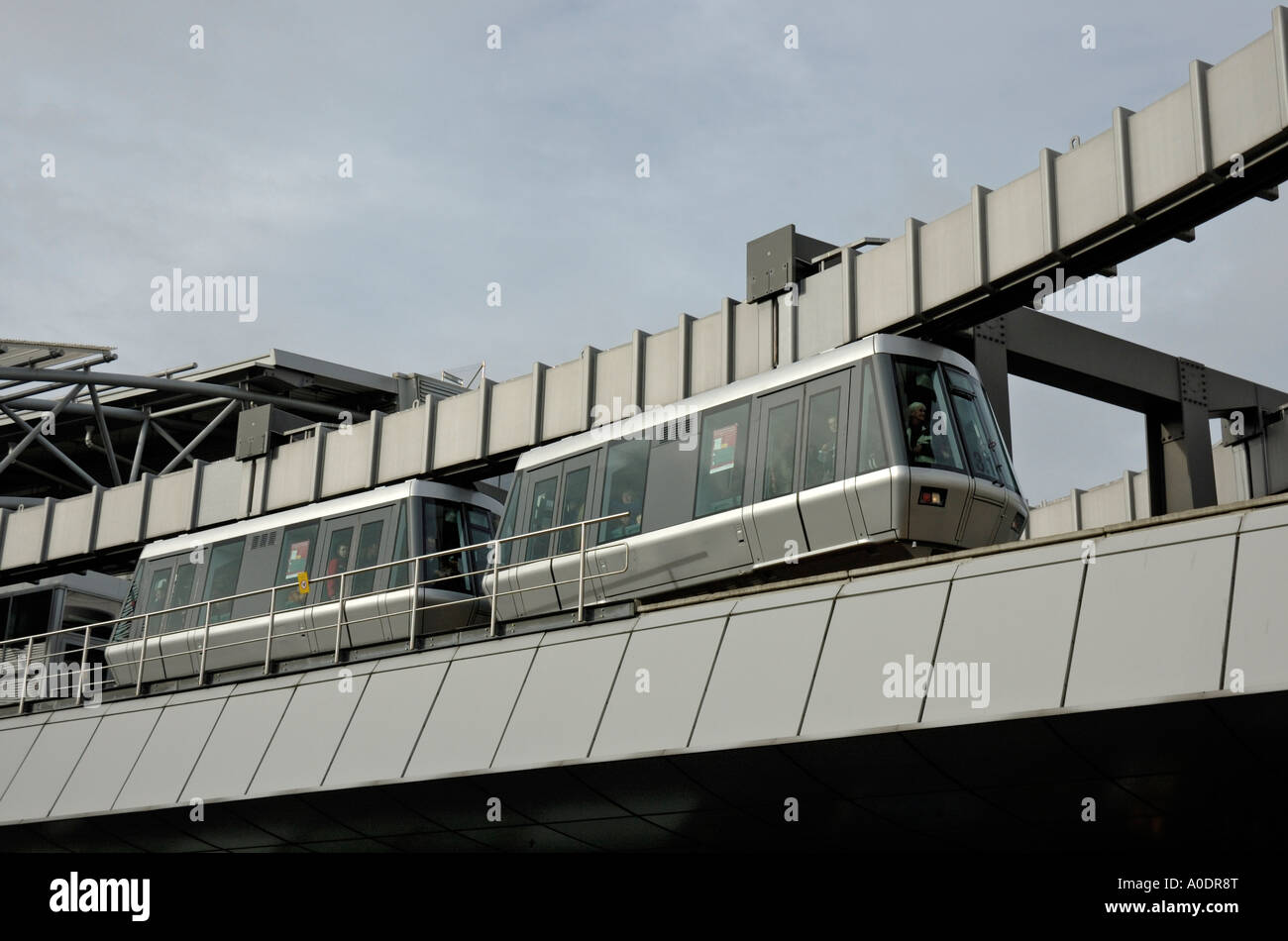 Skytrain, Flughafen Düsseldorf International, Deutschland. Verlassen terminal AB. Stockfoto