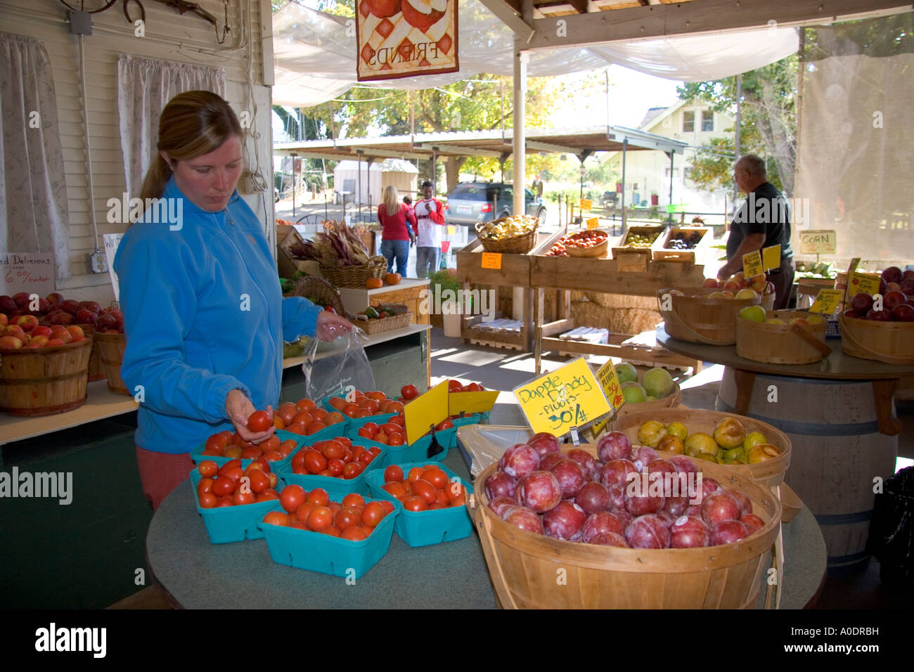 Menschen-Shop auf einem Bauernmarkt im Canyon County Idaho Stockfoto