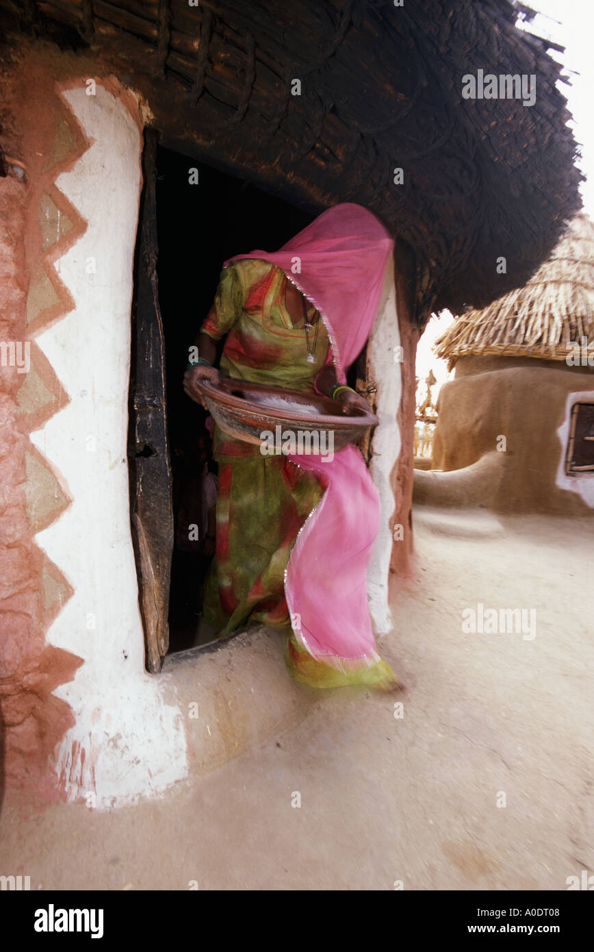 Bhil indigene Frau Zubereitung von Speisen Barjarsar Rajasthan Wüste Indien Stockfoto