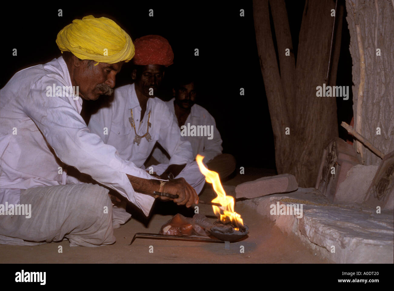 Bhil indigenen Männer beten Barjarsar Rajasthan Indien Wüste Stockfoto