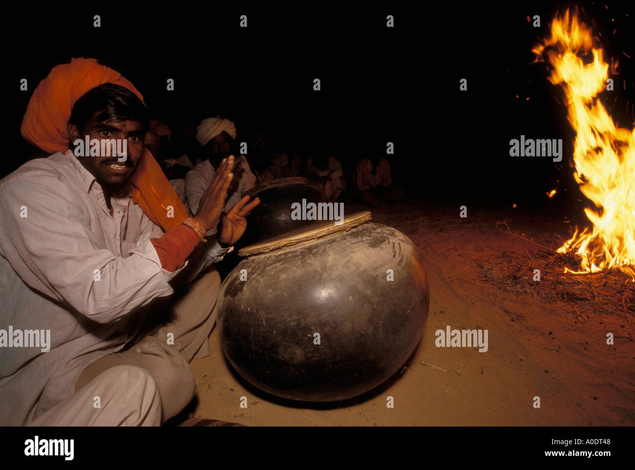 Bhil Trommler und Tänzer durchführen für die Jagaran Stammes-Feier Barjarsar Rajasthan Wüste Indien Stockfoto
