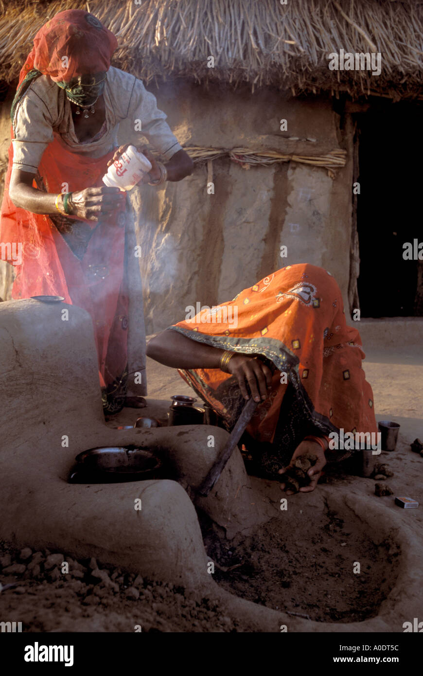 Bishnoi indigene Frauen kochen Indien Rajasthan Wüste Stockfoto