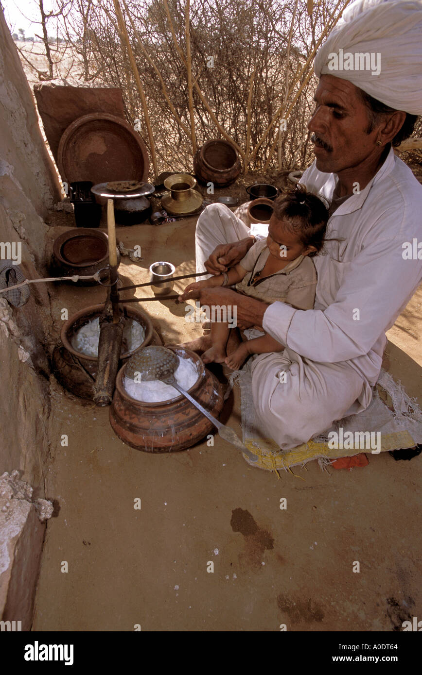 Bishnoi indigenen Vater und Tochter machen Butter Indien Rajasthan Wüste Stockfoto