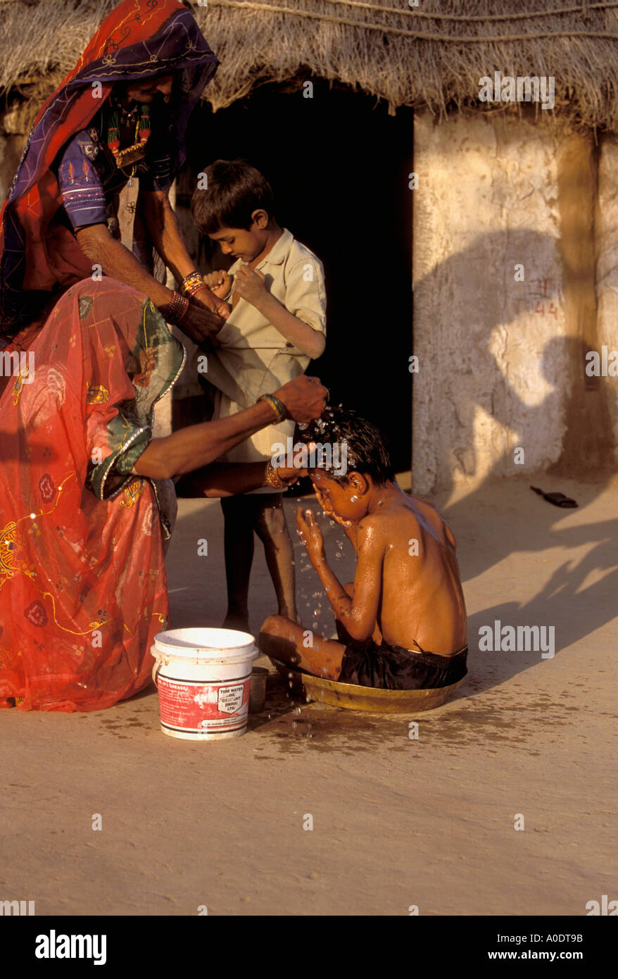 Bishnoi indigenen Familie waschen mit wenig Wasser Wüste Stammesleben Rajasthan Indien Stockfoto