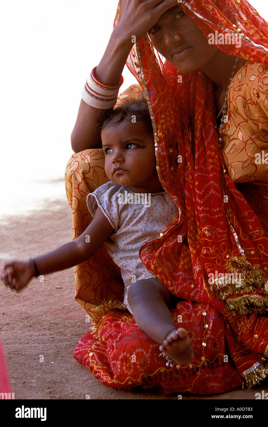 Bishnoi indigene Mutter und Kind Rajasthan Wüste Indien Stockfoto
