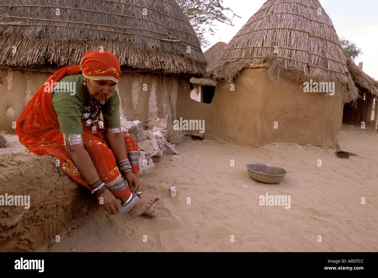 Bishnoi indigene Frau trägt Silber Fußkettchen und Schmuck einheimischen Stämme und Kulturen der Rajasthan Wüste Indien Stockfoto
