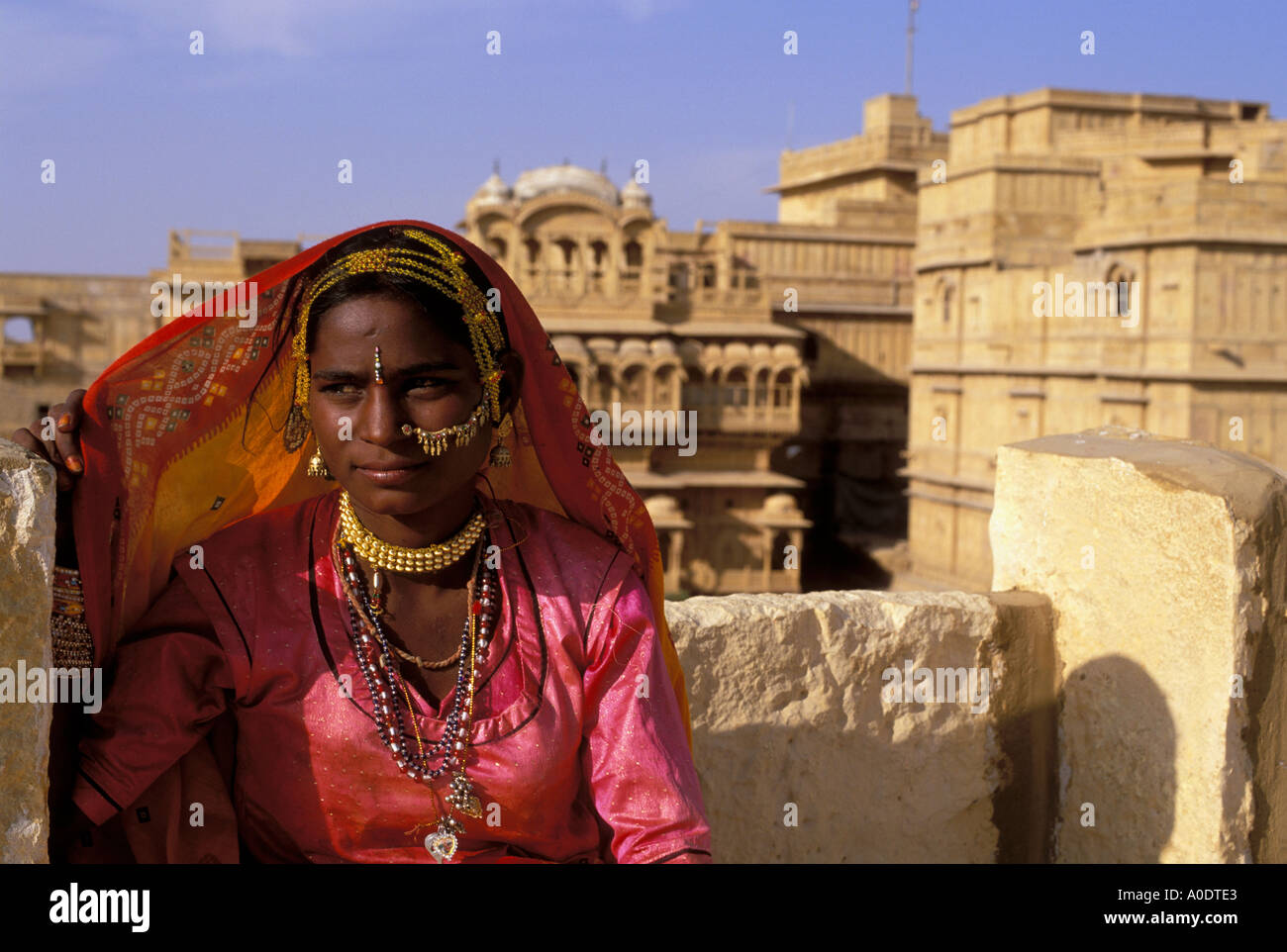 Porträt einer schönen Bopa Zigeuner Nomaden Frau von Rajasthan in alte Stadt von Jaisalmer indigenen Stämmen von Indien Stockfoto