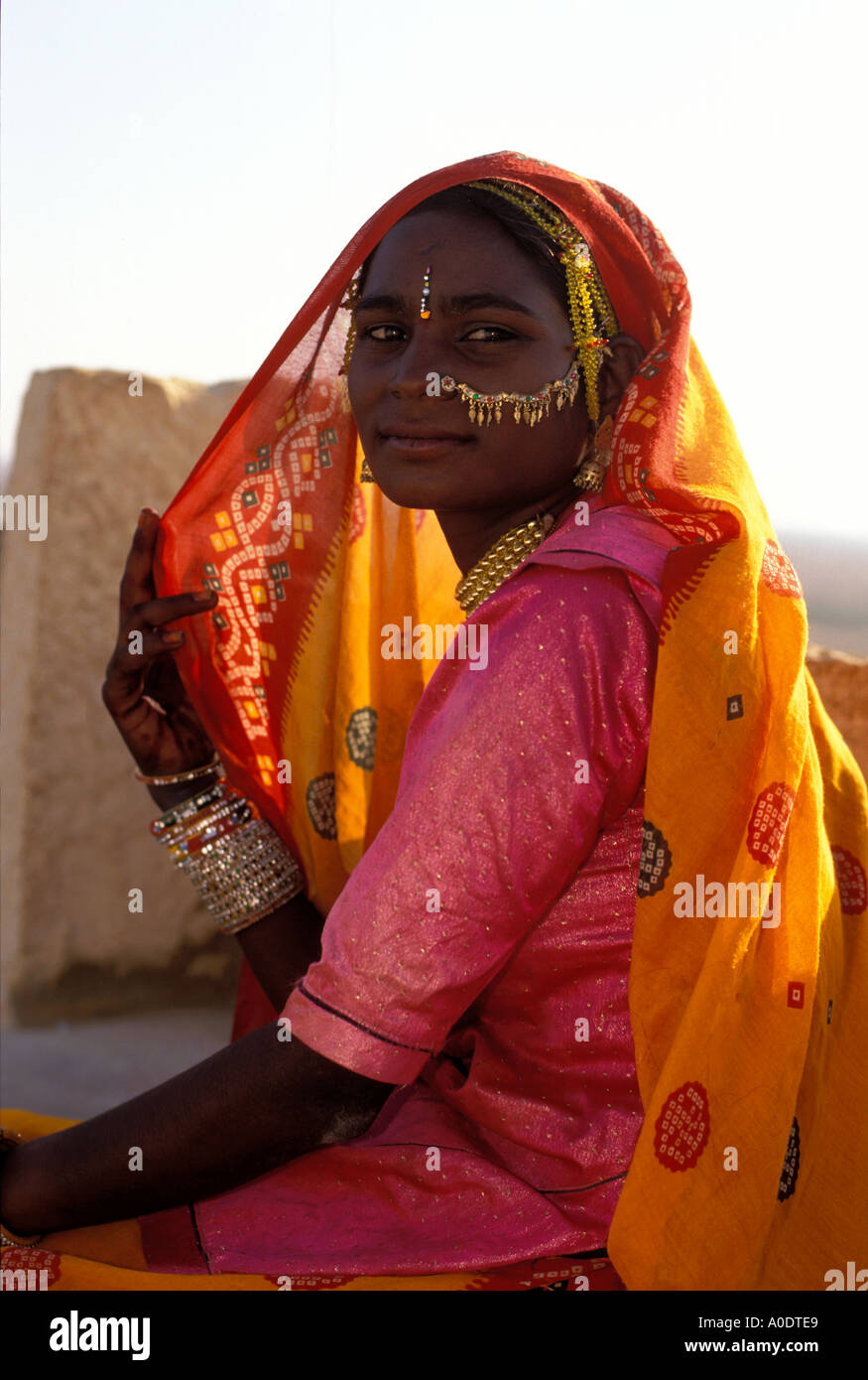 Porträt einer schönen Bopa nomadischen Zigeunerin Rajasthan indigener Kulturen und einheimischen Stämme von Indien Stockfoto