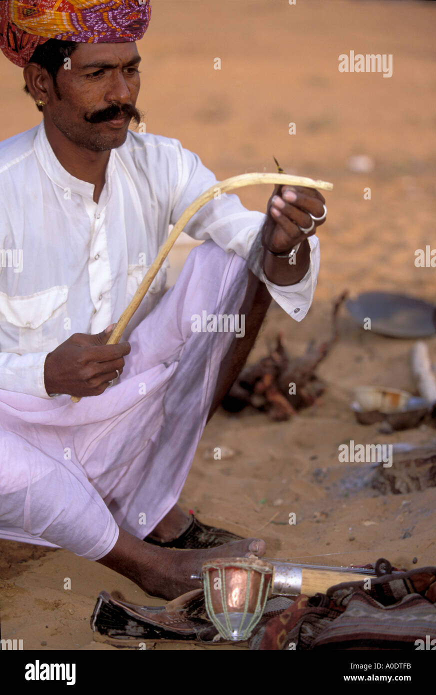 Eine traditionelle Bopa Zigeunermusiker machen ein Musikinstrument mit Pferdehaar Pushkar Rajasthan Wüste Indien Stockfoto