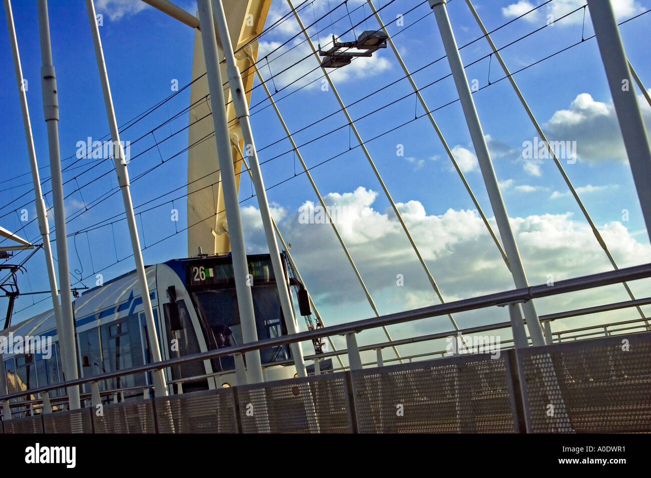 Straßenbahn-Crossing-Over Enneüs Heerma Brücke in Amsterdam, Niederlande Stockfoto