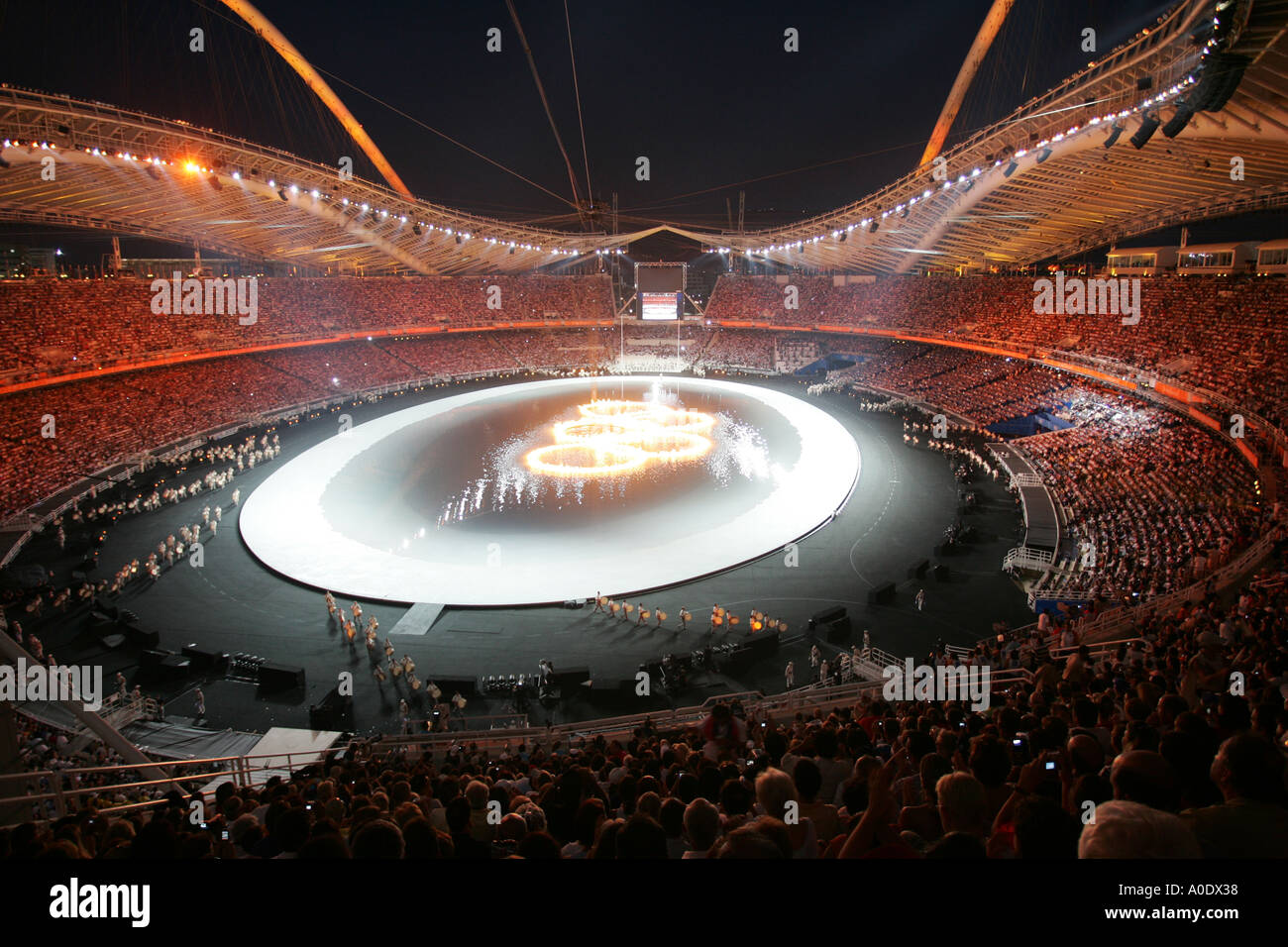 Das Zentrum des Stadions ist von einem Kranz aus Flammen die 2004 in Athen 2004 Olympischen Öffnung Zeremonie 13. August beleuchtet. Stockfoto