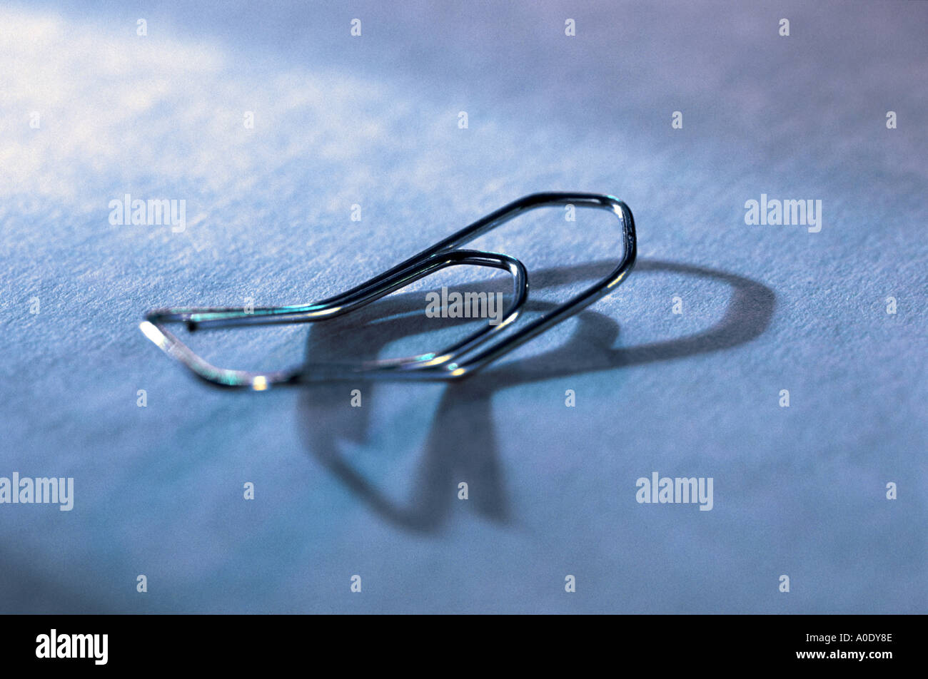 Einzigen gebogenen Büroklammer Stockfoto