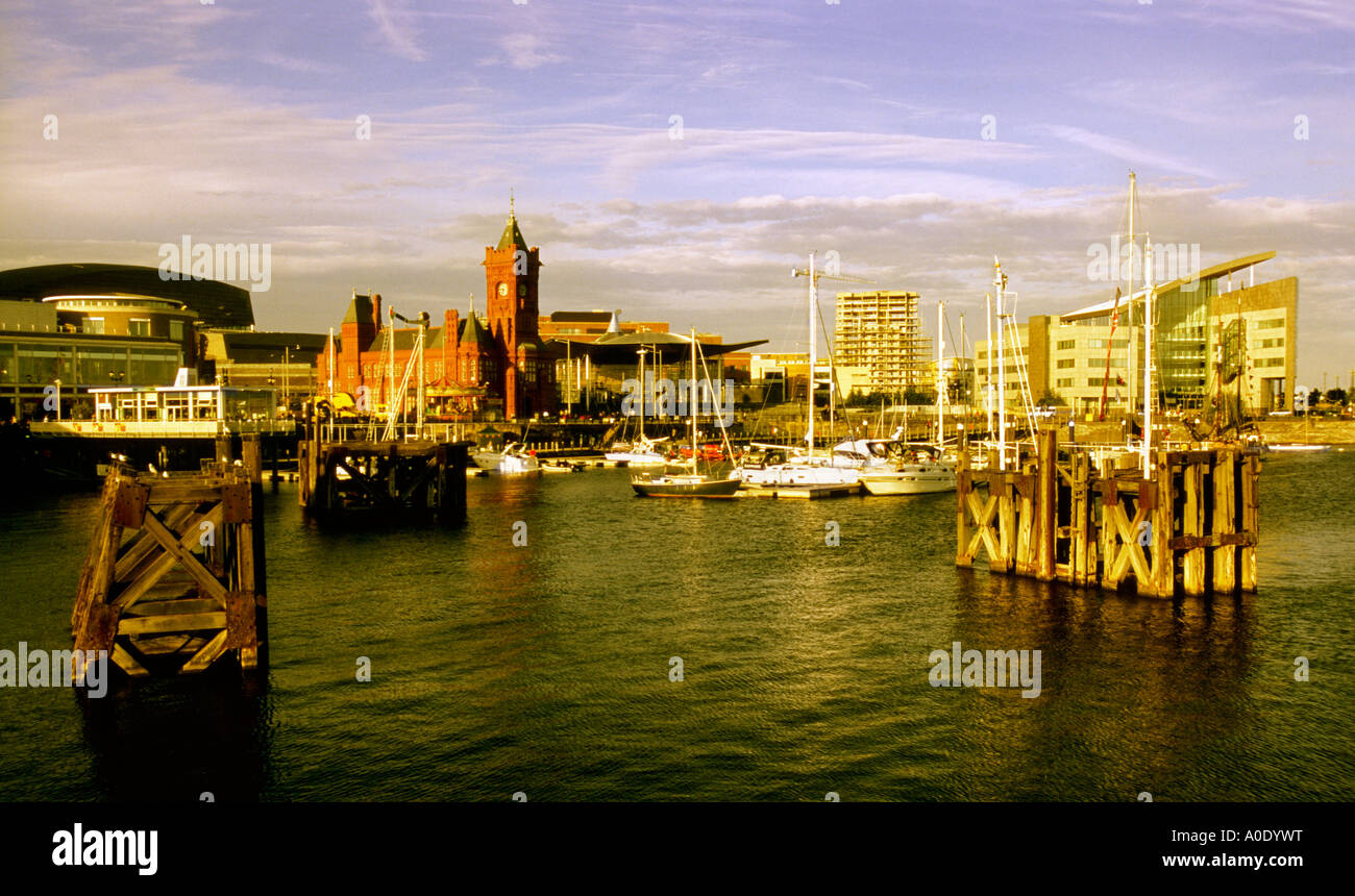 Abend-Ansicht von Cardiff Bay Cardiff South Wales zeigt Mermaid Quay Pierhead Gebäude und waterfront Stockfoto