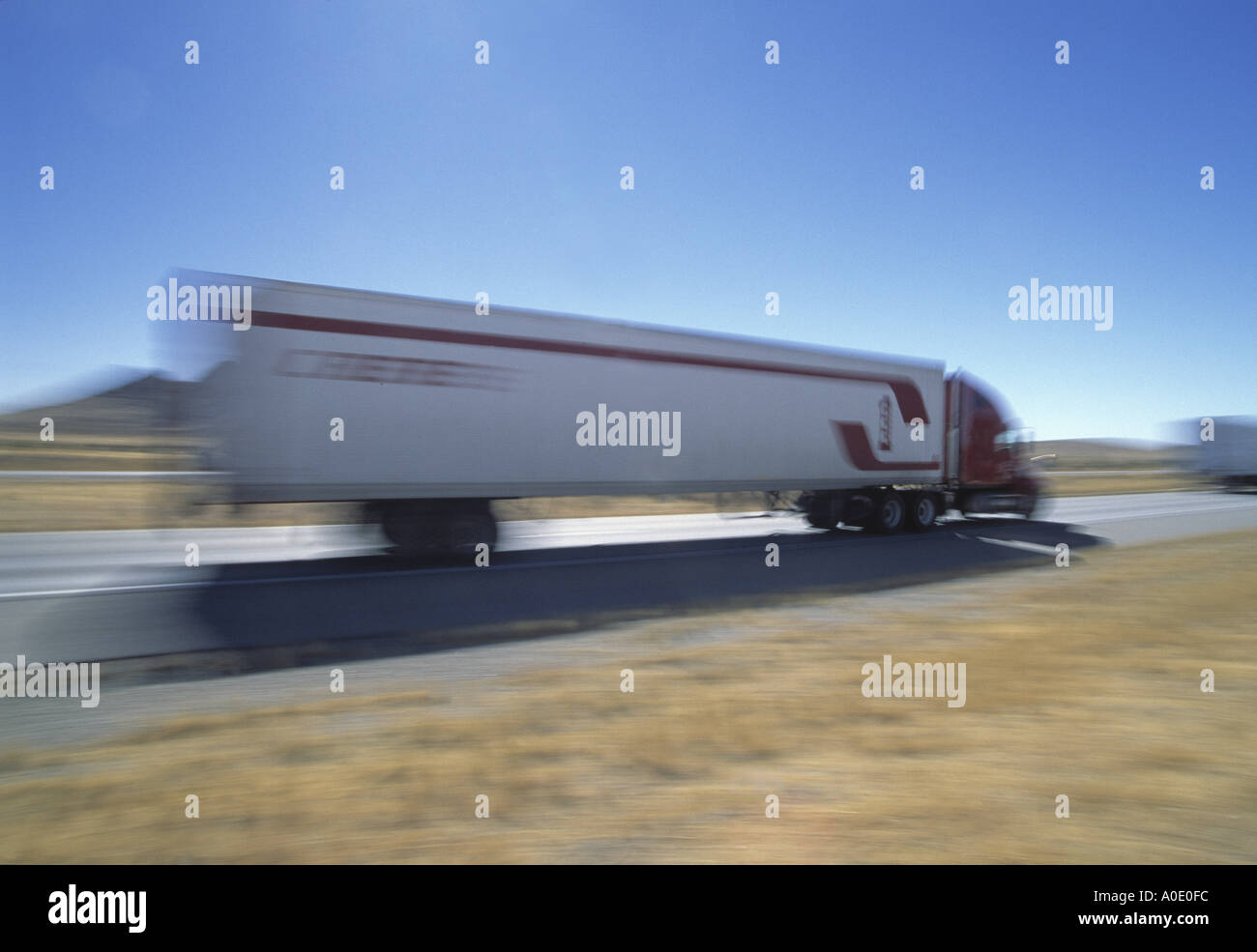 LKW auf Autobahn Stockfoto