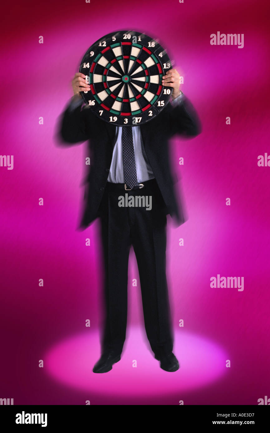 Mann, der Dartscheibe Stockfoto