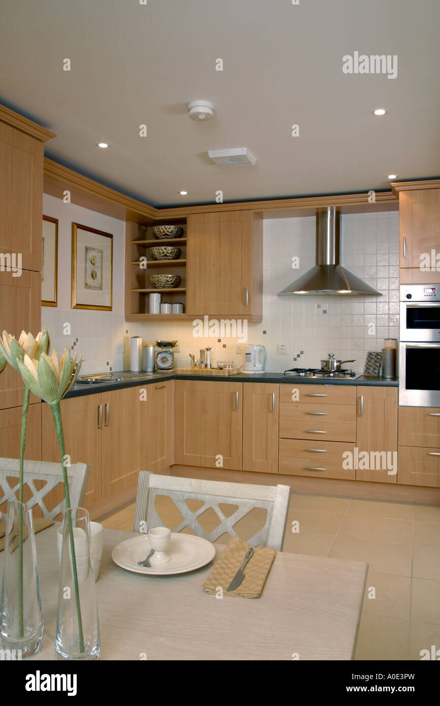UK showhome Innenraum, Einbauküche und Essbereich. Stockfoto