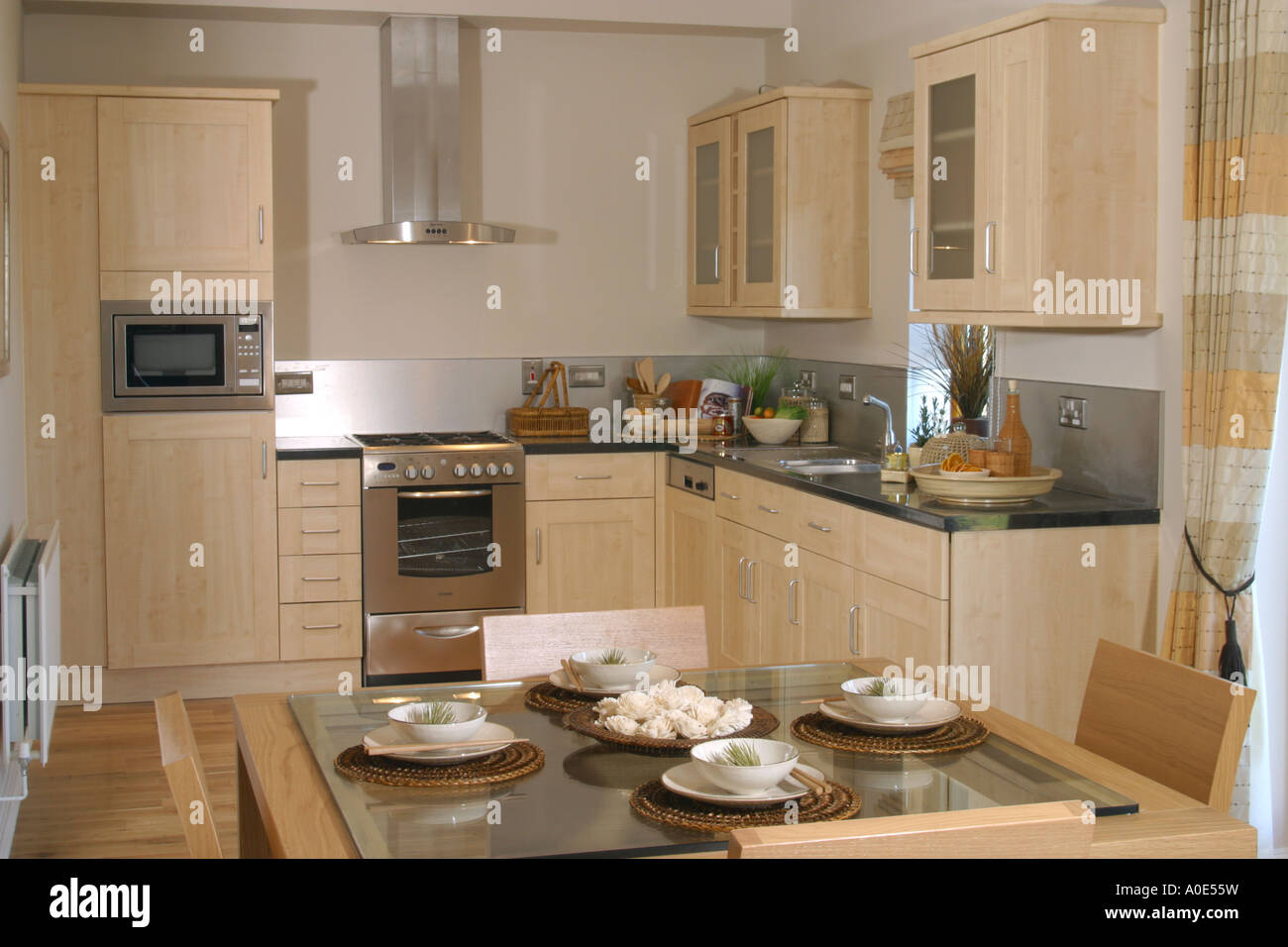 UK showhome Innenraum, Einbauküche und Essbereich. Stockfoto