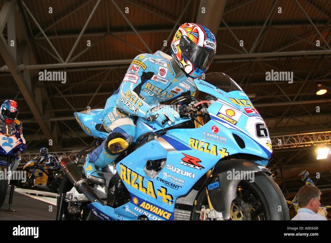 Dummy-Figur im Rennsport Leder auf Suzuki Motorrad mit Werbeaufkleber auf  einem Stand auf der Bike-Show Stockfotografie - Alamy