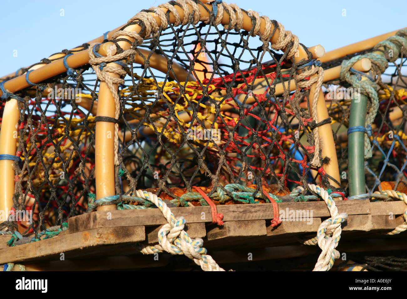 Fischer Krabben Und Hummer Töpfe Stapelten Sich Auf Dem Kai Am Hafen Von Tenby In Pembrokeshire Wales Image180251770